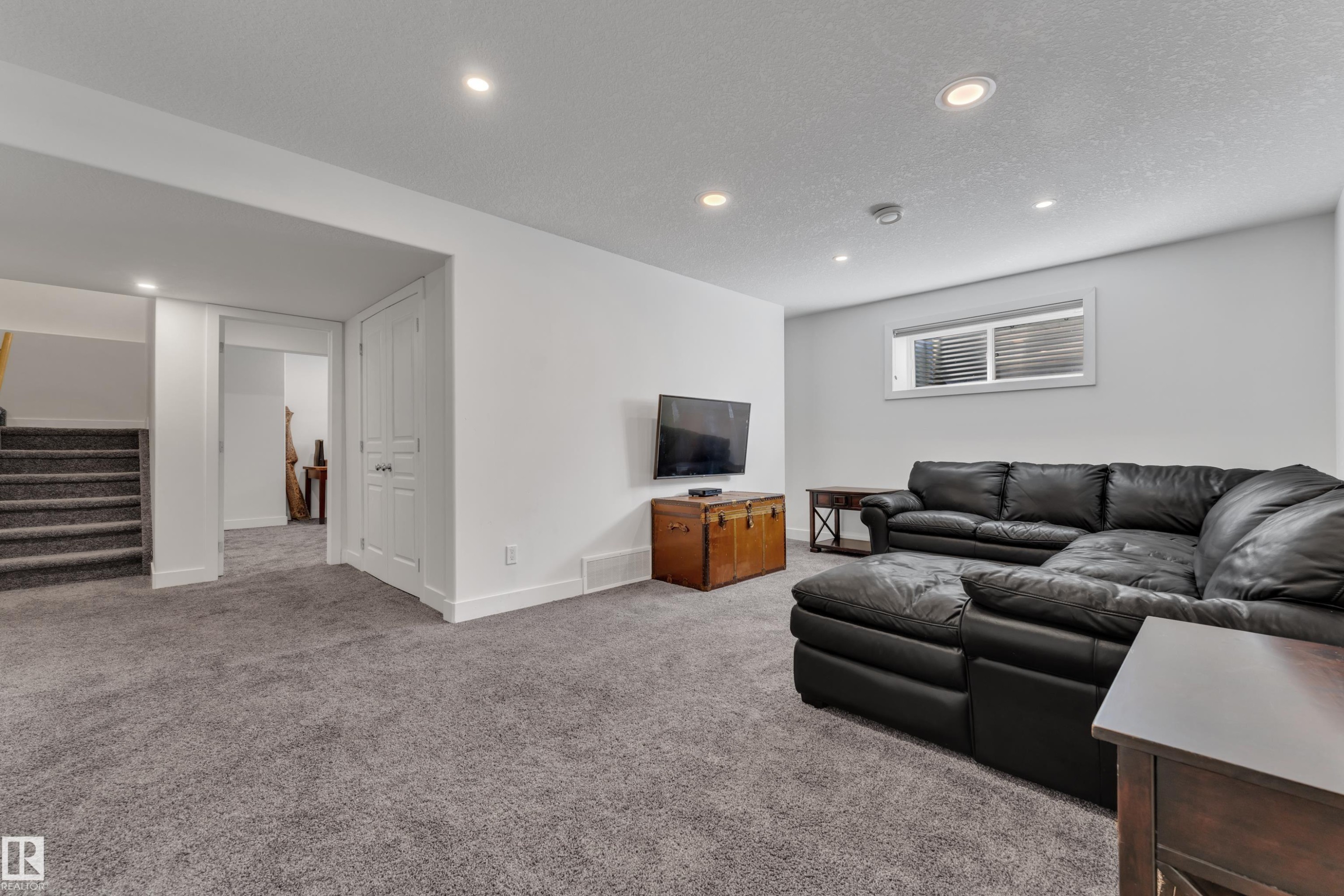 3722 Kidd Crescent Sw, Edmonton, AB - Indoor Photo Showing Living Room