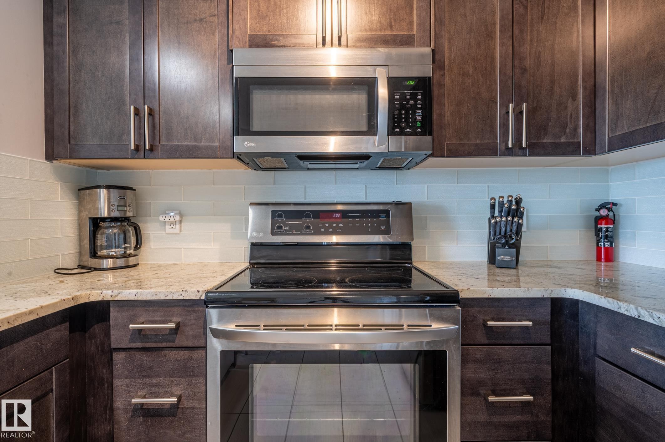 #305 5151 Windermere Bv Nw, Edmonton, AB - Indoor Photo Showing Kitchen