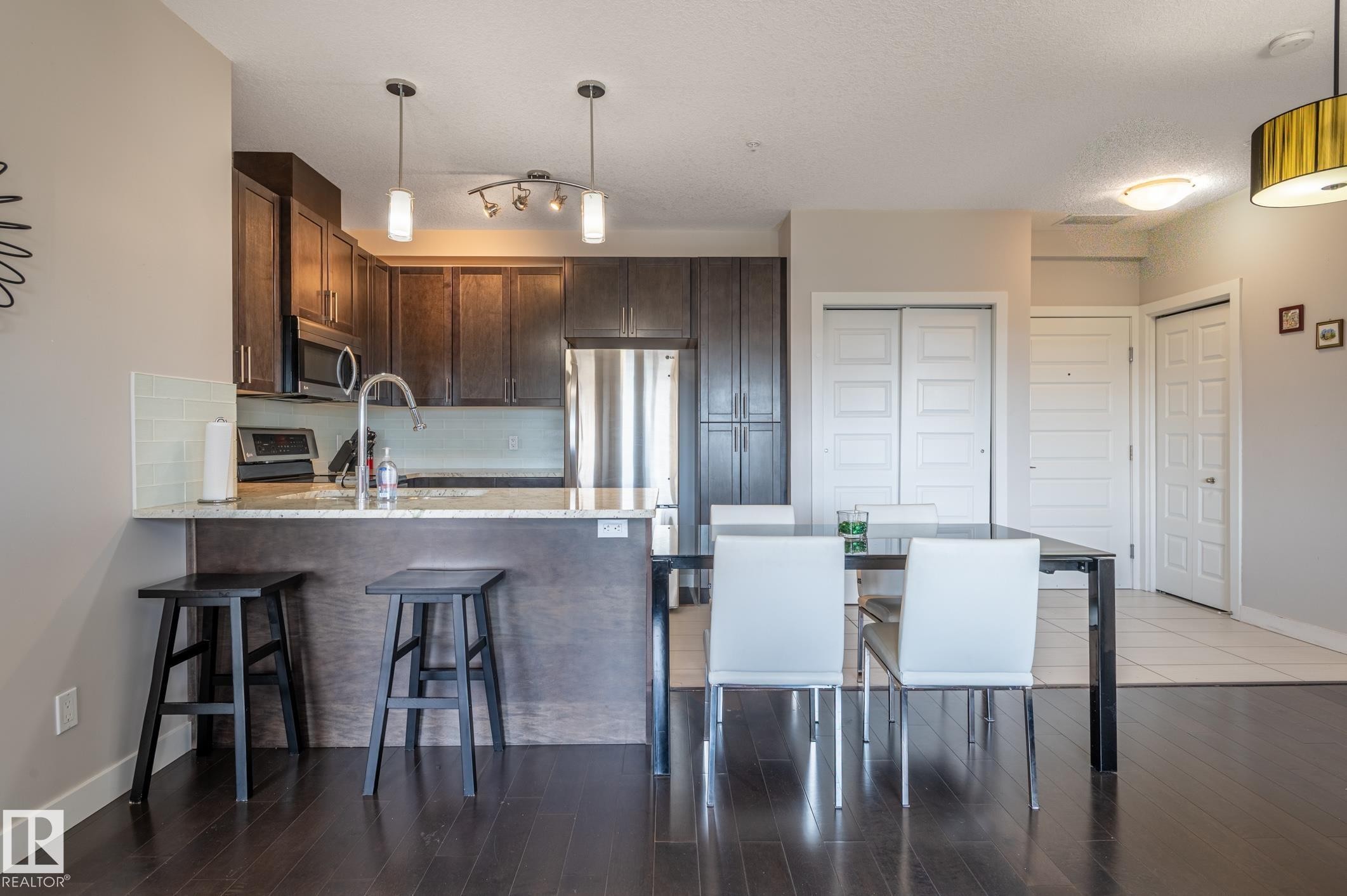 #305 5151 Windermere Bv Nw, Edmonton, AB - Indoor Photo Showing Kitchen With Upgraded Kitchen