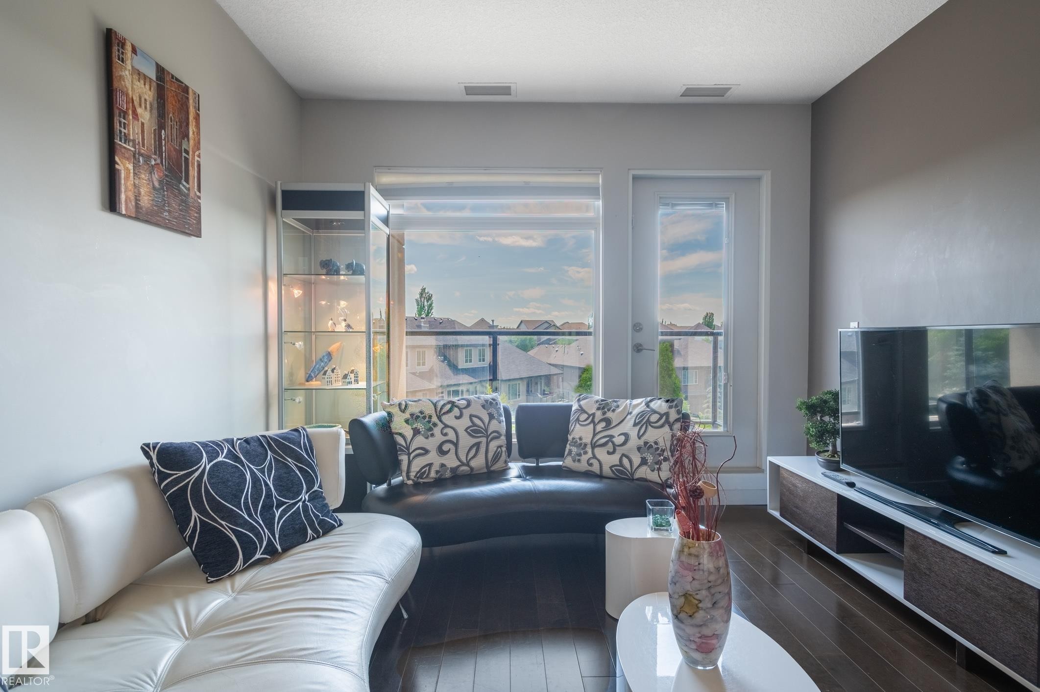 #305 5151 Windermere Bv Nw, Edmonton, AB - Indoor Photo Showing Living Room
