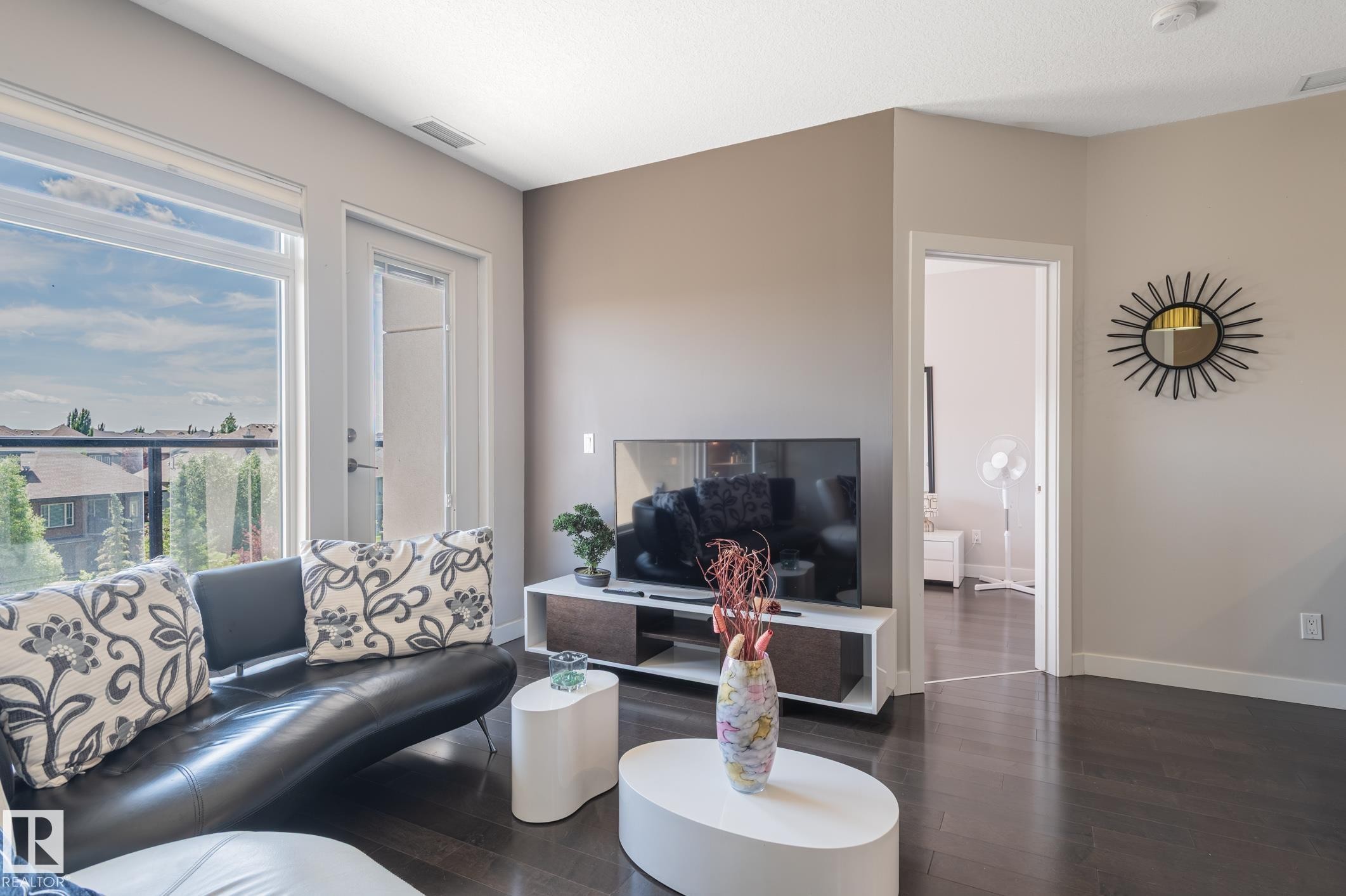 #305 5151 Windermere Bv Nw, Edmonton, AB - Indoor Photo Showing Living Room
