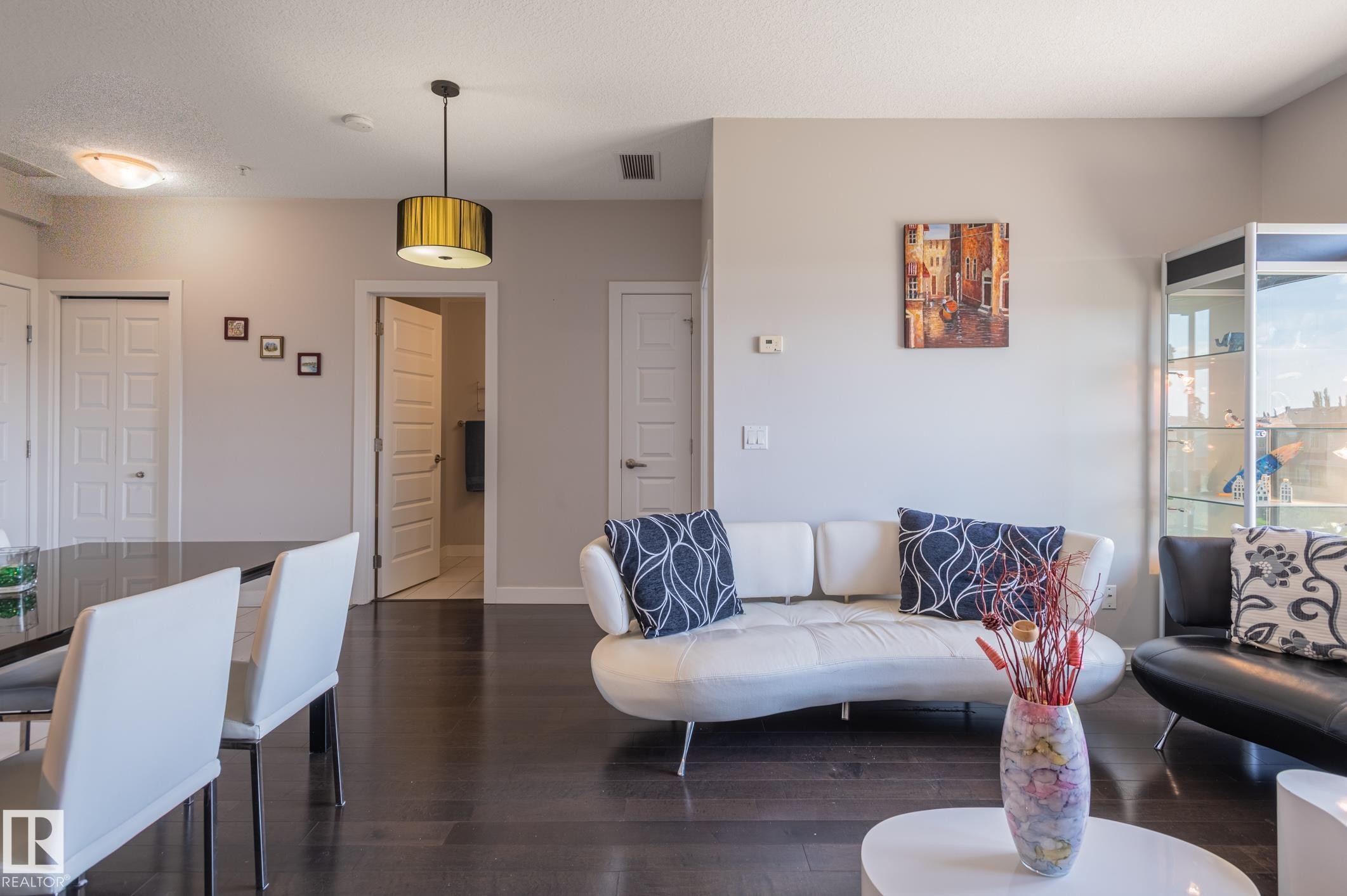 #305 5151 Windermere Bv Nw, Edmonton, AB - Indoor Photo Showing Living Room