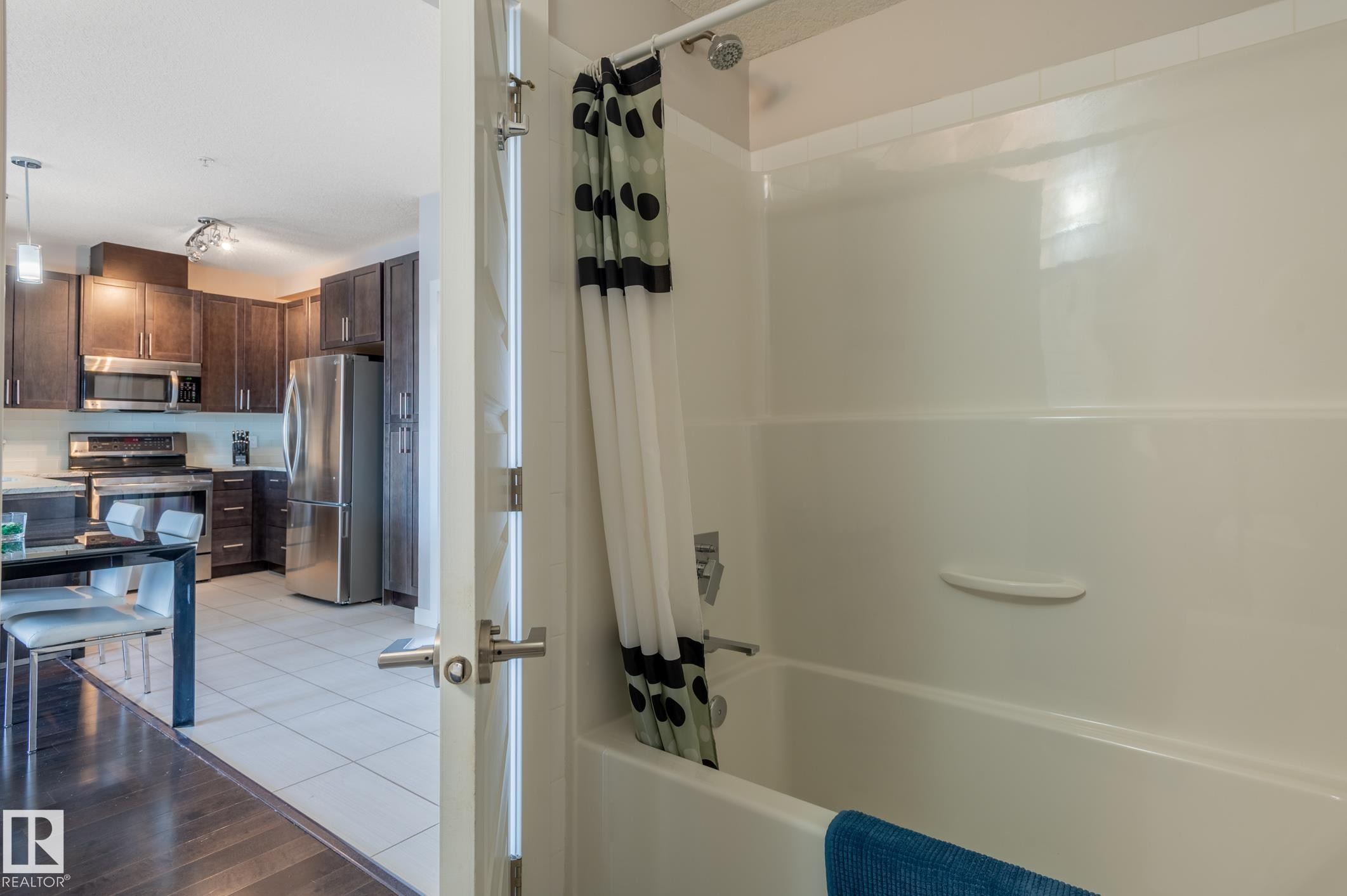 #305 5151 Windermere Bv Nw, Edmonton, AB - Indoor Photo Showing Bathroom