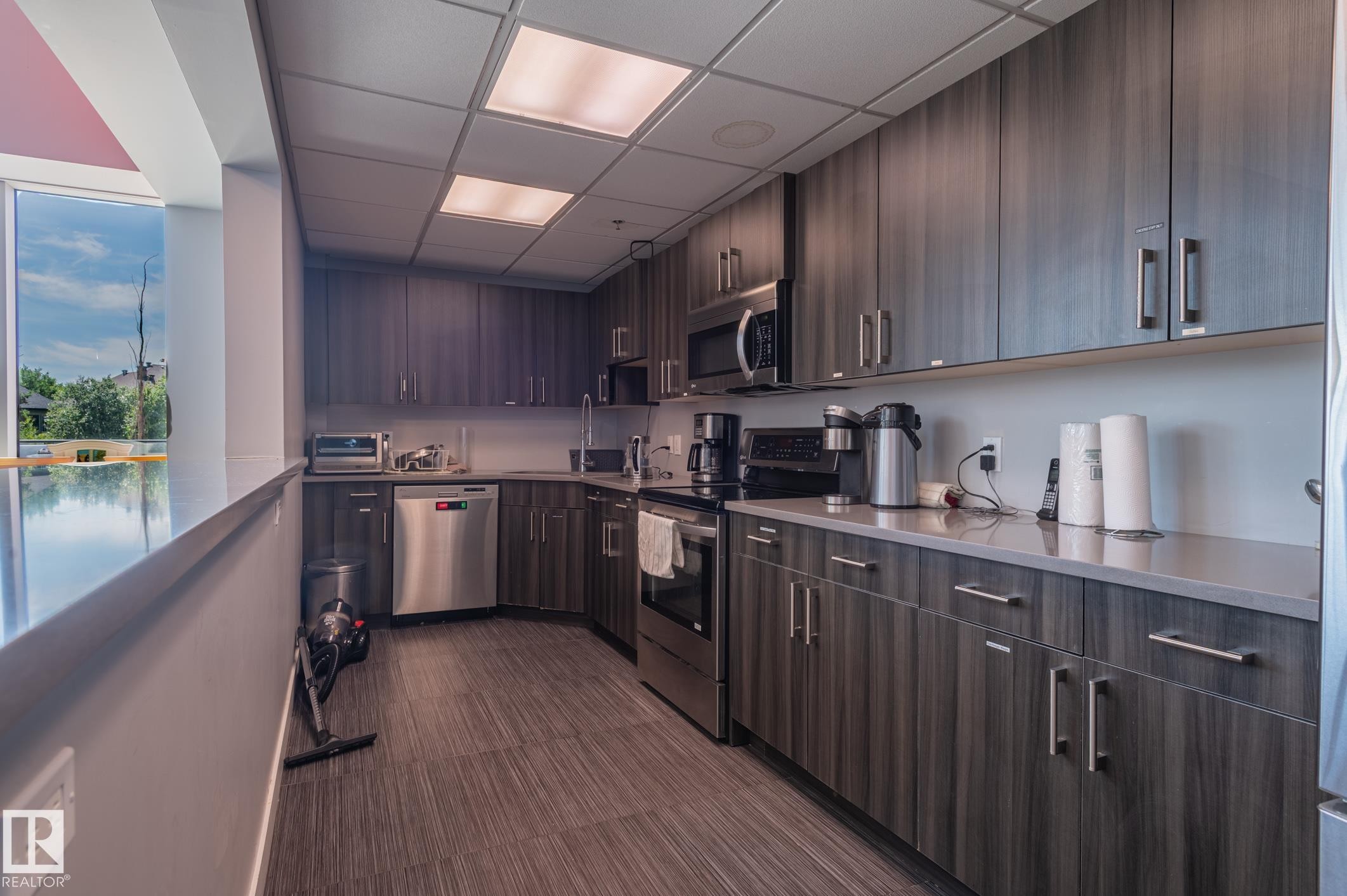#305 5151 Windermere Bv Nw, Edmonton, AB - Indoor Photo Showing Kitchen