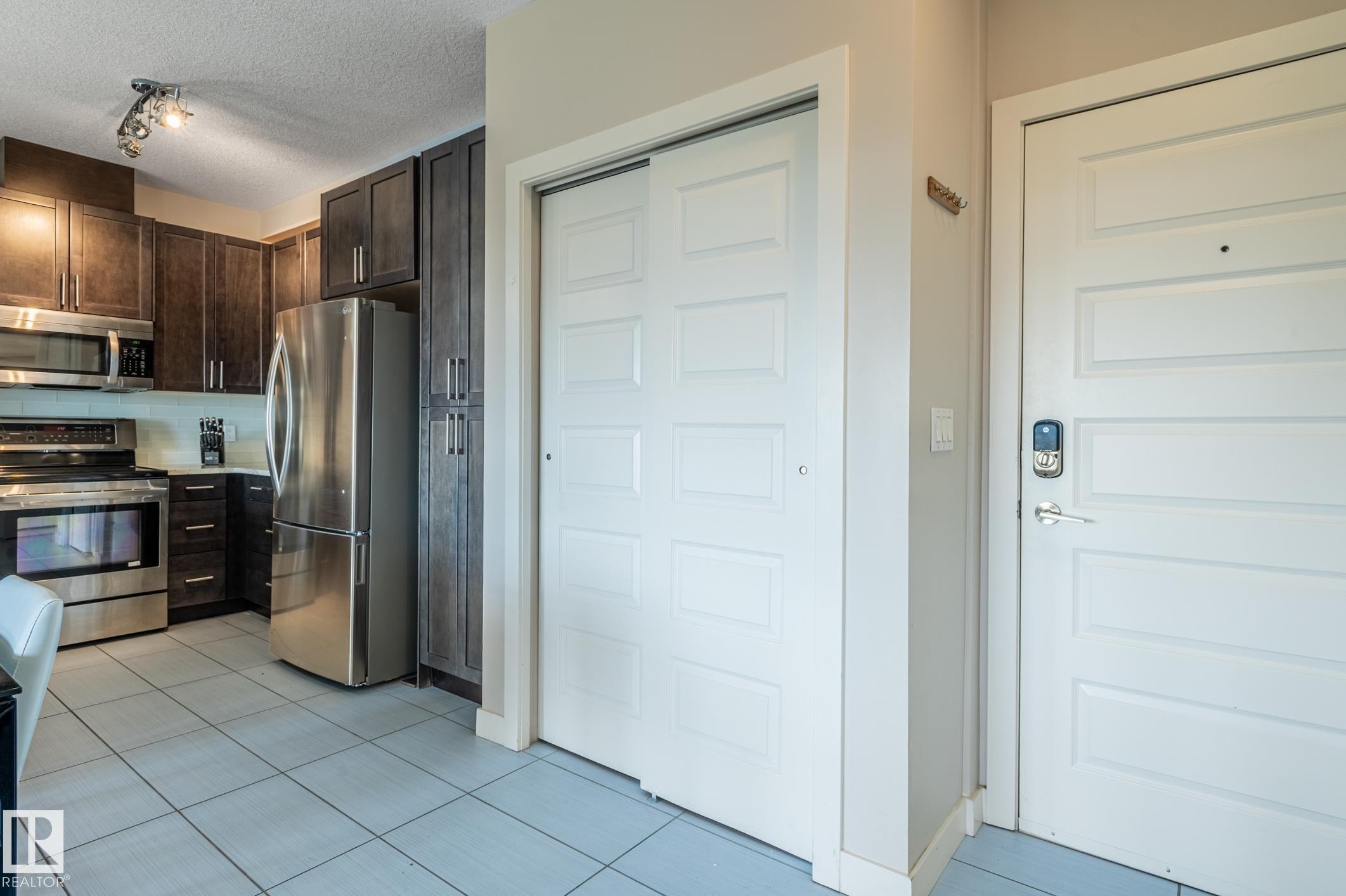 #305 5151 Windermere Bv Nw, Edmonton, AB - Indoor Photo Showing Kitchen