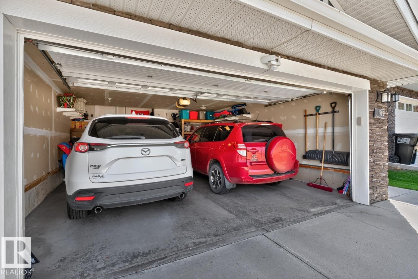 1706 Tanager Close Nw, Edmonton, AB - Indoor Photo Showing Garage