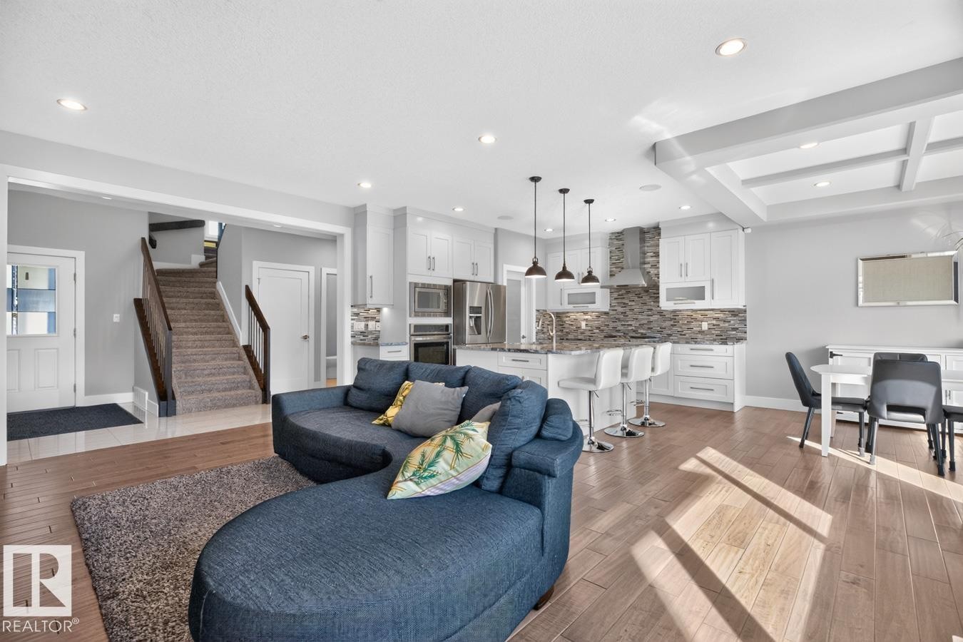 1706 Tanager Close Nw, Edmonton, AB - Indoor Photo Showing Living Room