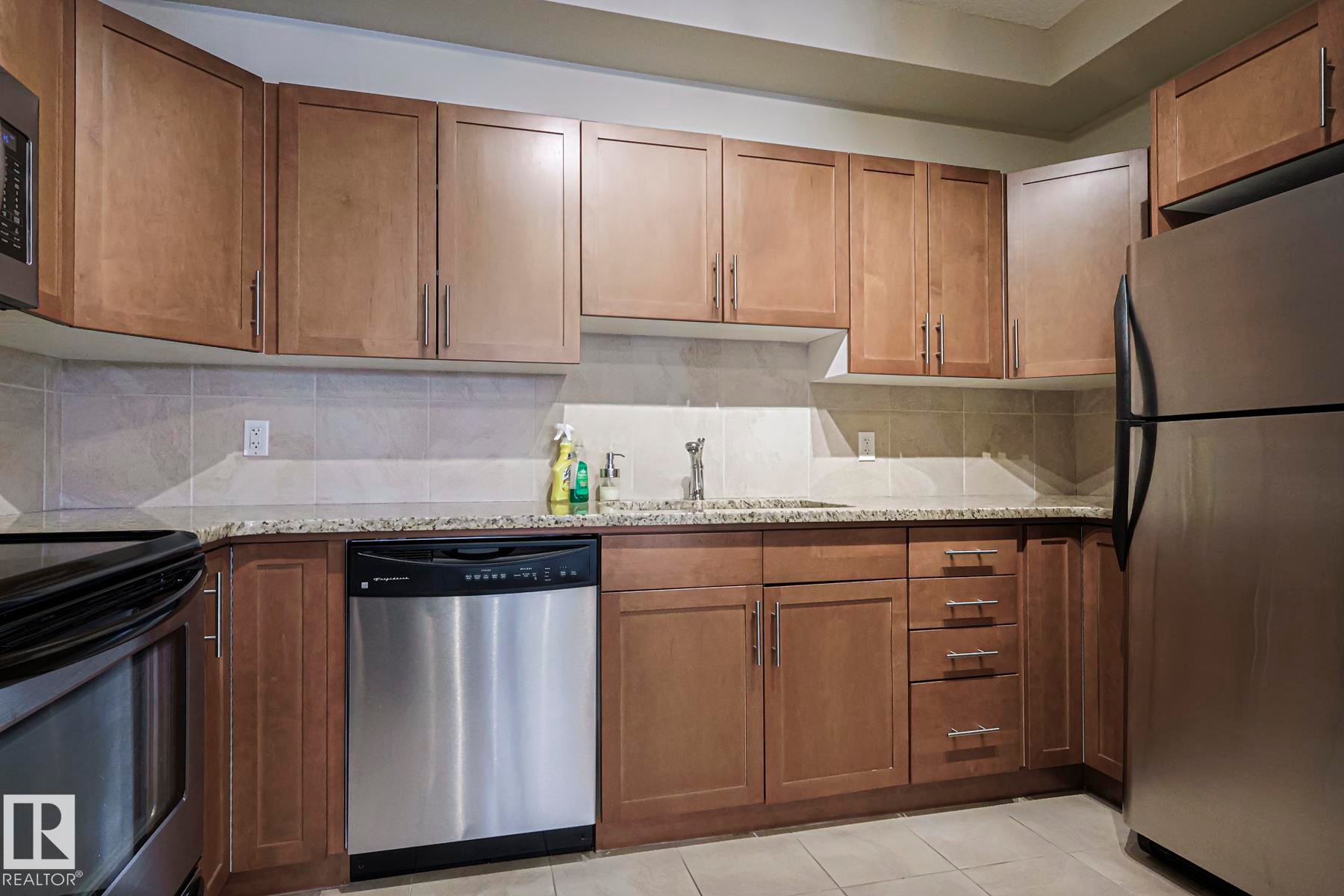 #111 2035 Grantham Co Nw, Edmonton, AB - Indoor Photo Showing Kitchen With Stainless Steel Kitchen