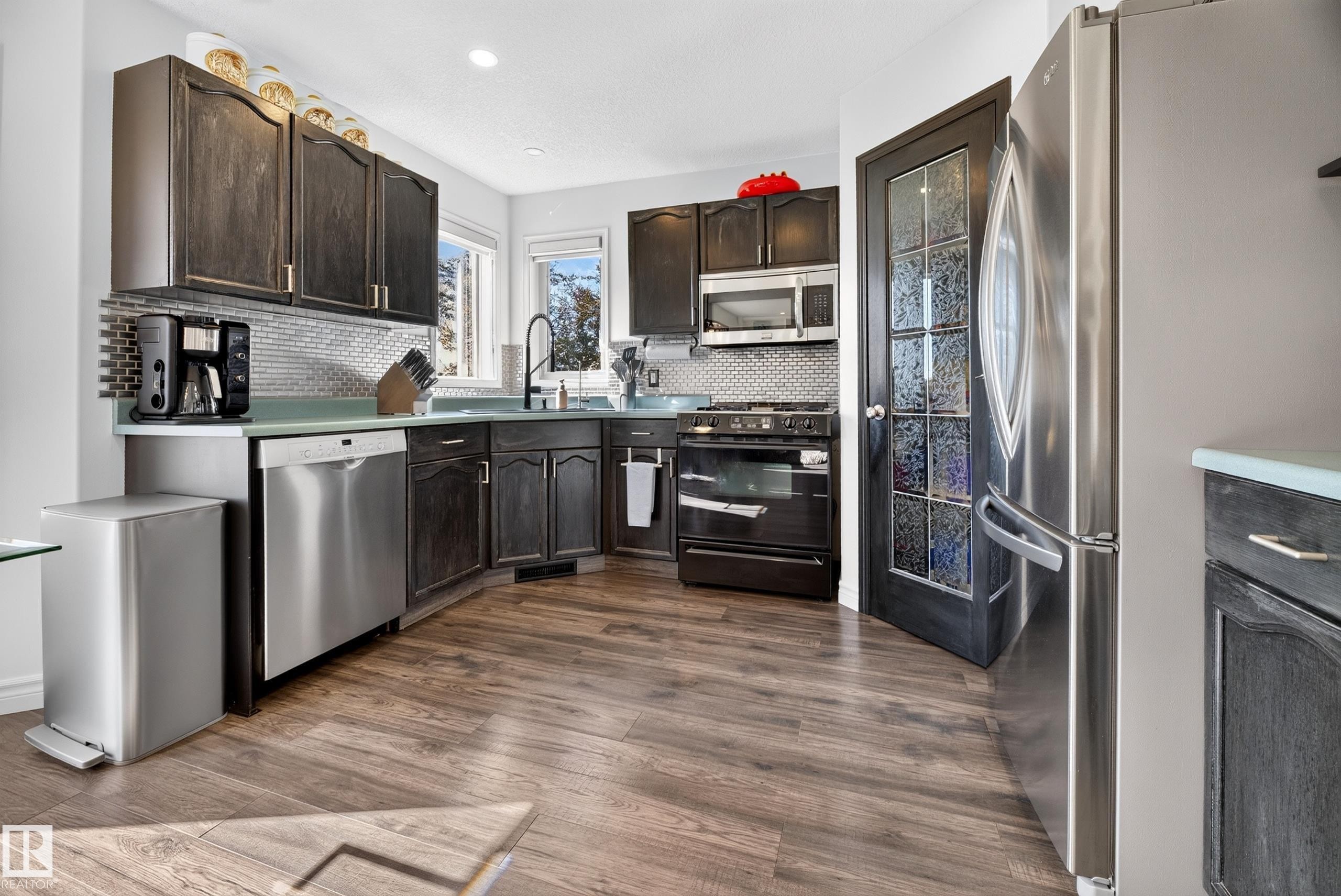 251 River Point(E) Nw, Edmonton, AB - Indoor Photo Showing Kitchen With Upgraded Kitchen