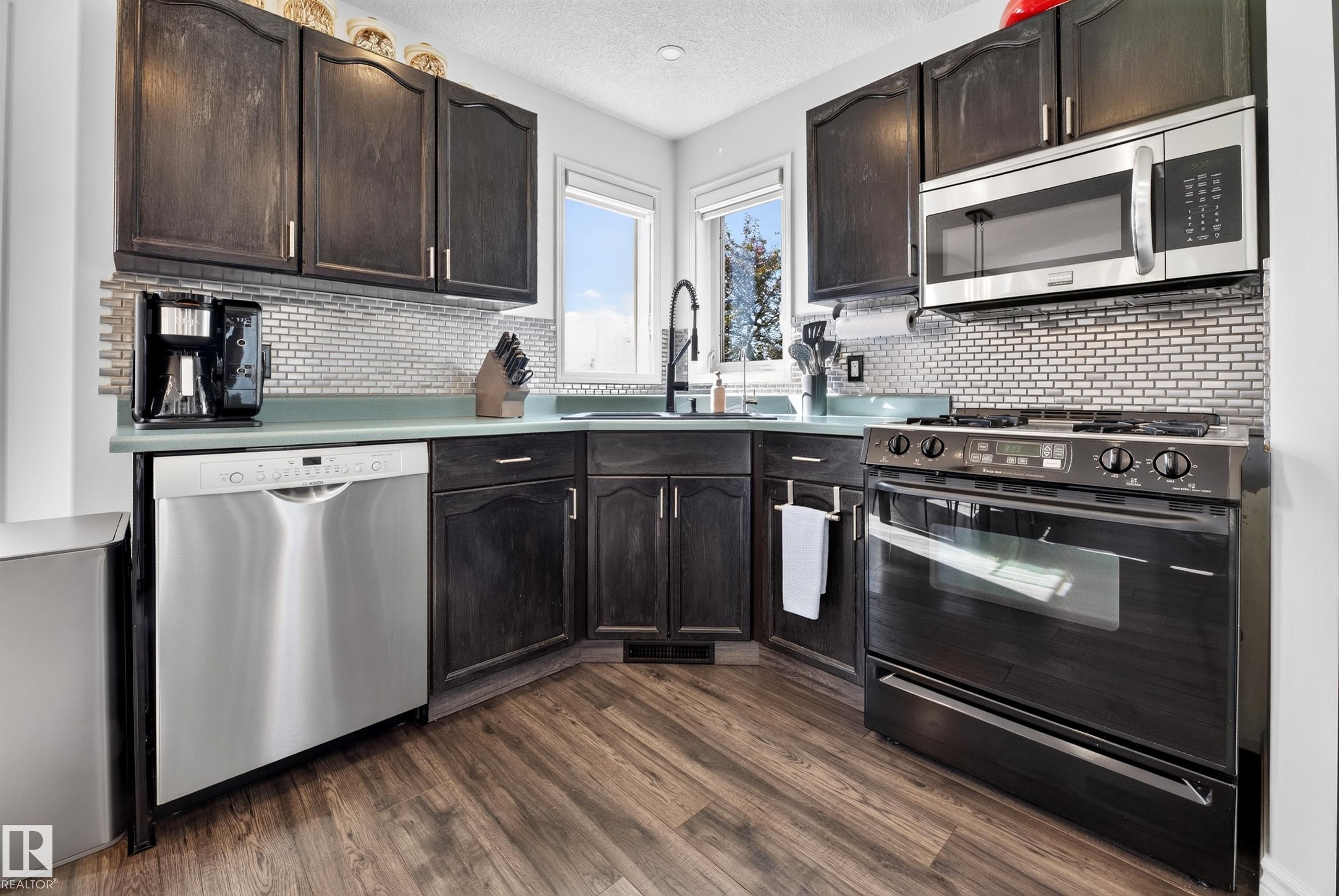 251 River Point(E) Nw, Edmonton, AB - Indoor Photo Showing Kitchen With Upgraded Kitchen