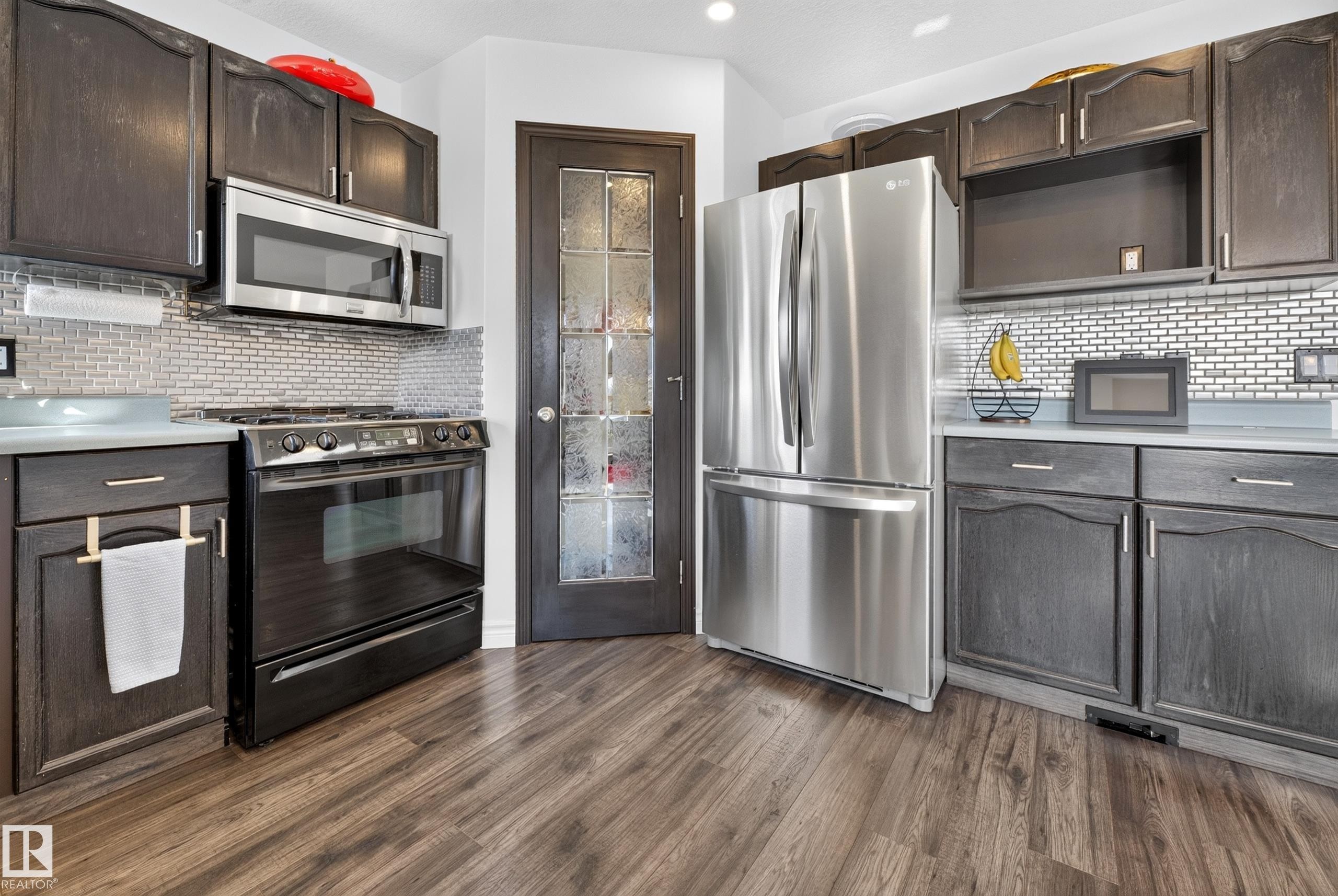 251 River Point(E) Nw, Edmonton, AB - Indoor Photo Showing Kitchen With Upgraded Kitchen