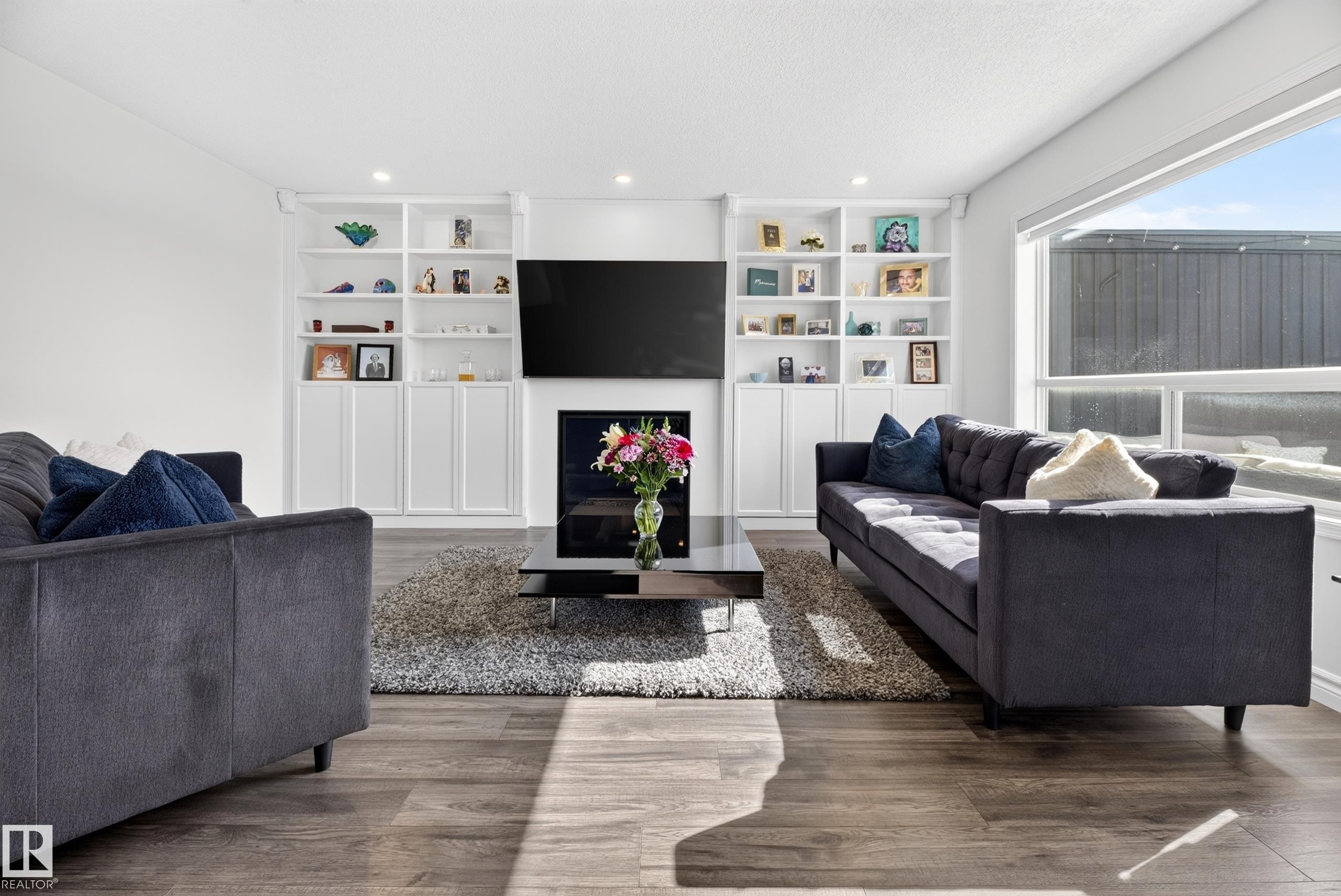 251 River Point(E) Nw, Edmonton, AB - Indoor Photo Showing Living Room