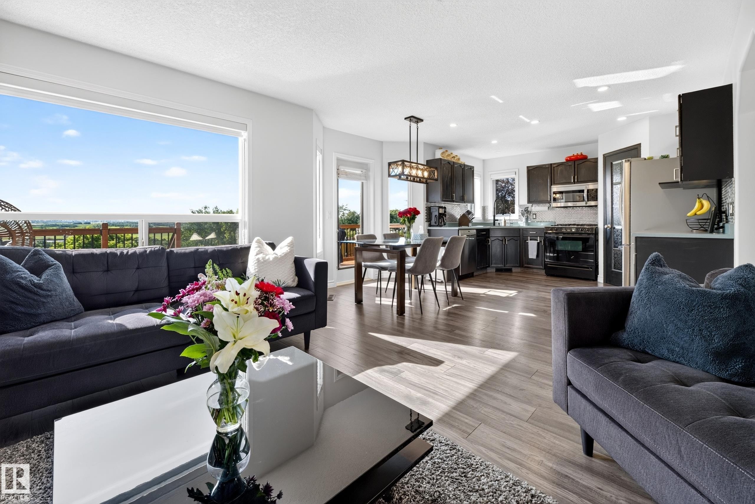 251 River Point(E) Nw, Edmonton, AB - Indoor Photo Showing Living Room