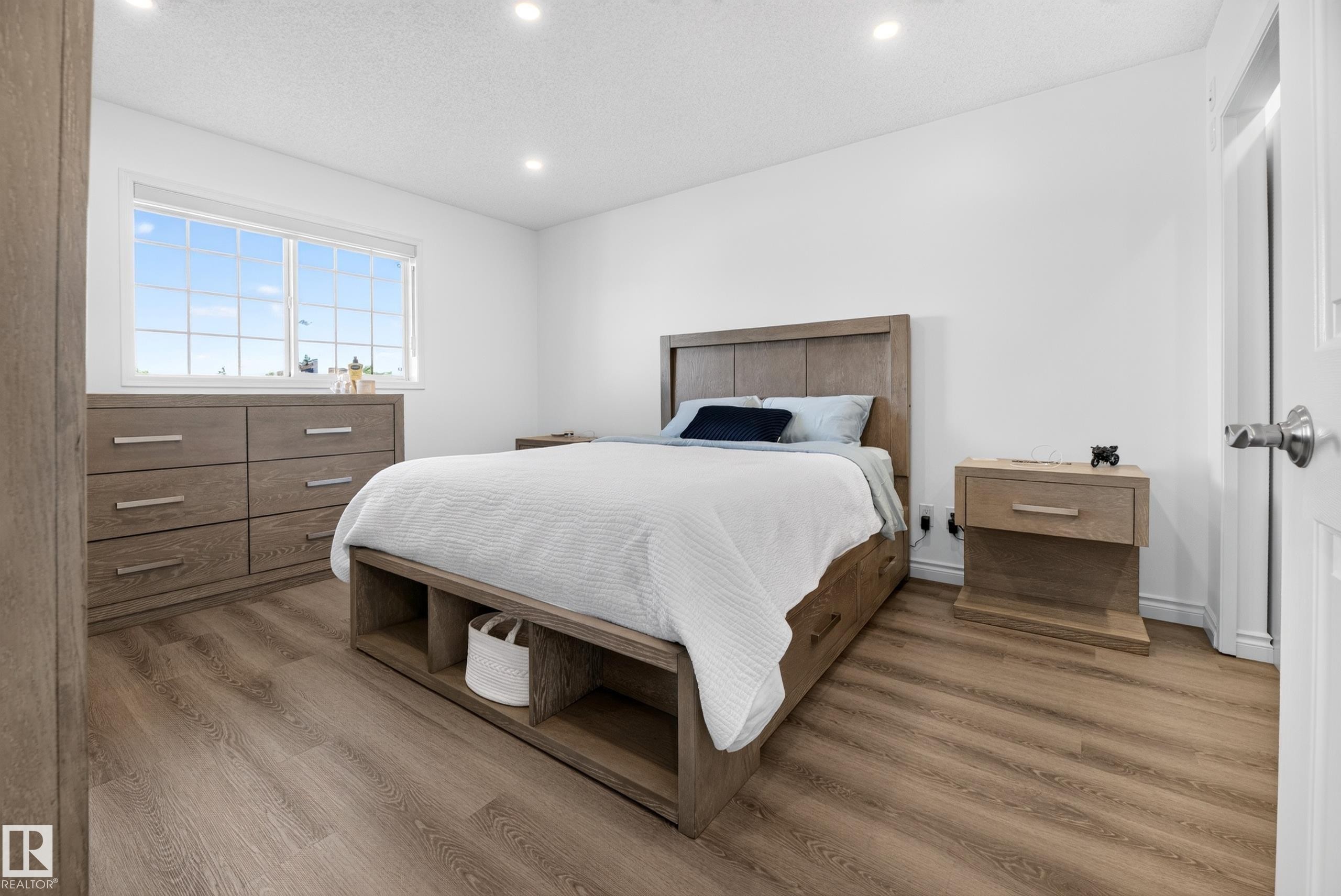 251 River Point(E) Nw, Edmonton, AB - Indoor Photo Showing Bedroom