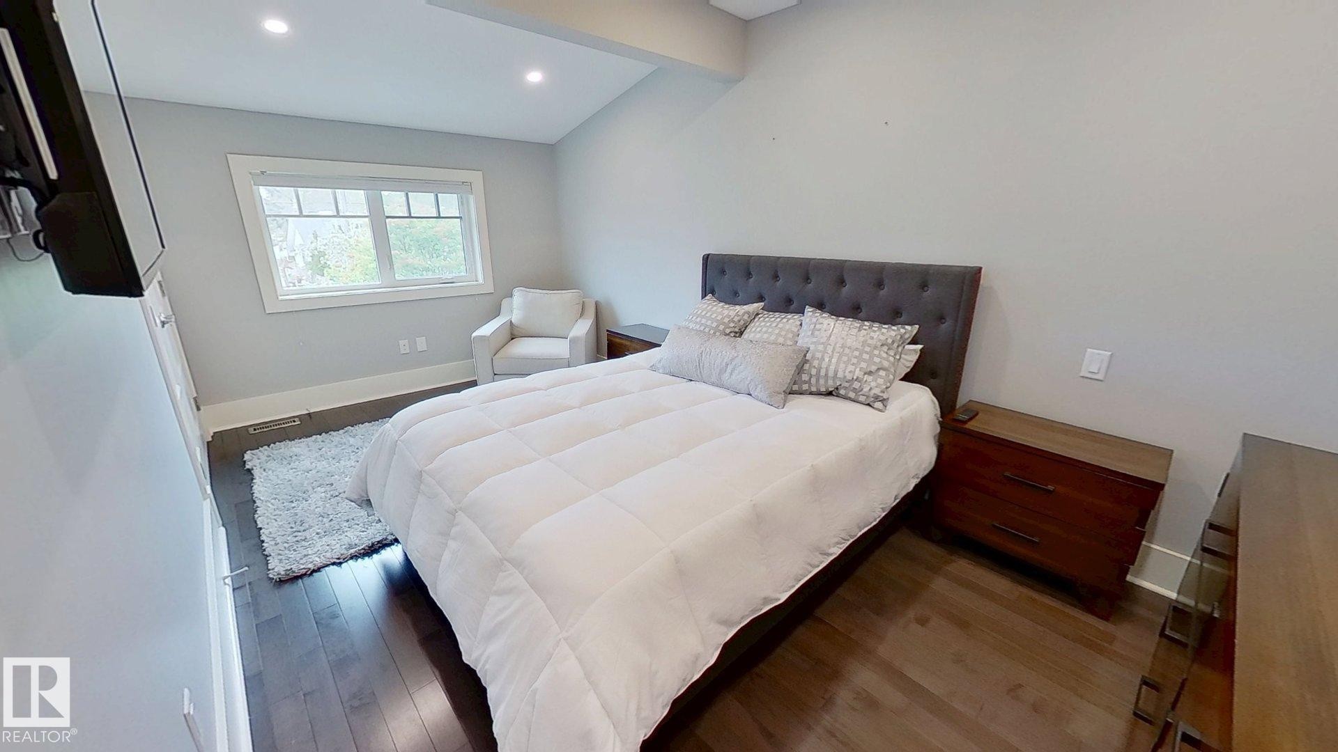 11313 127 Street Nw, Edmonton, AB - Indoor Photo Showing Bedroom