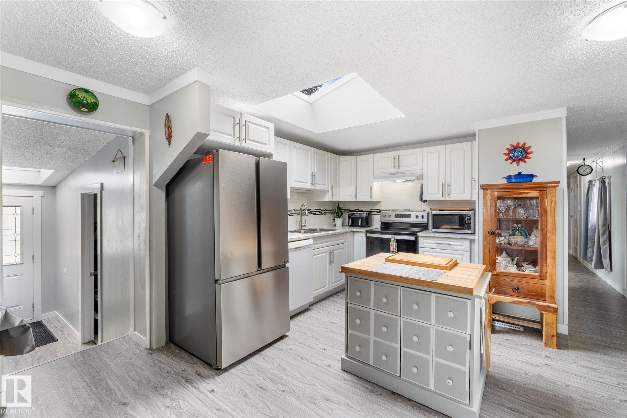 #9 305 Calahoo Rd, Spruce Grove, AB - Indoor Photo Showing Kitchen
