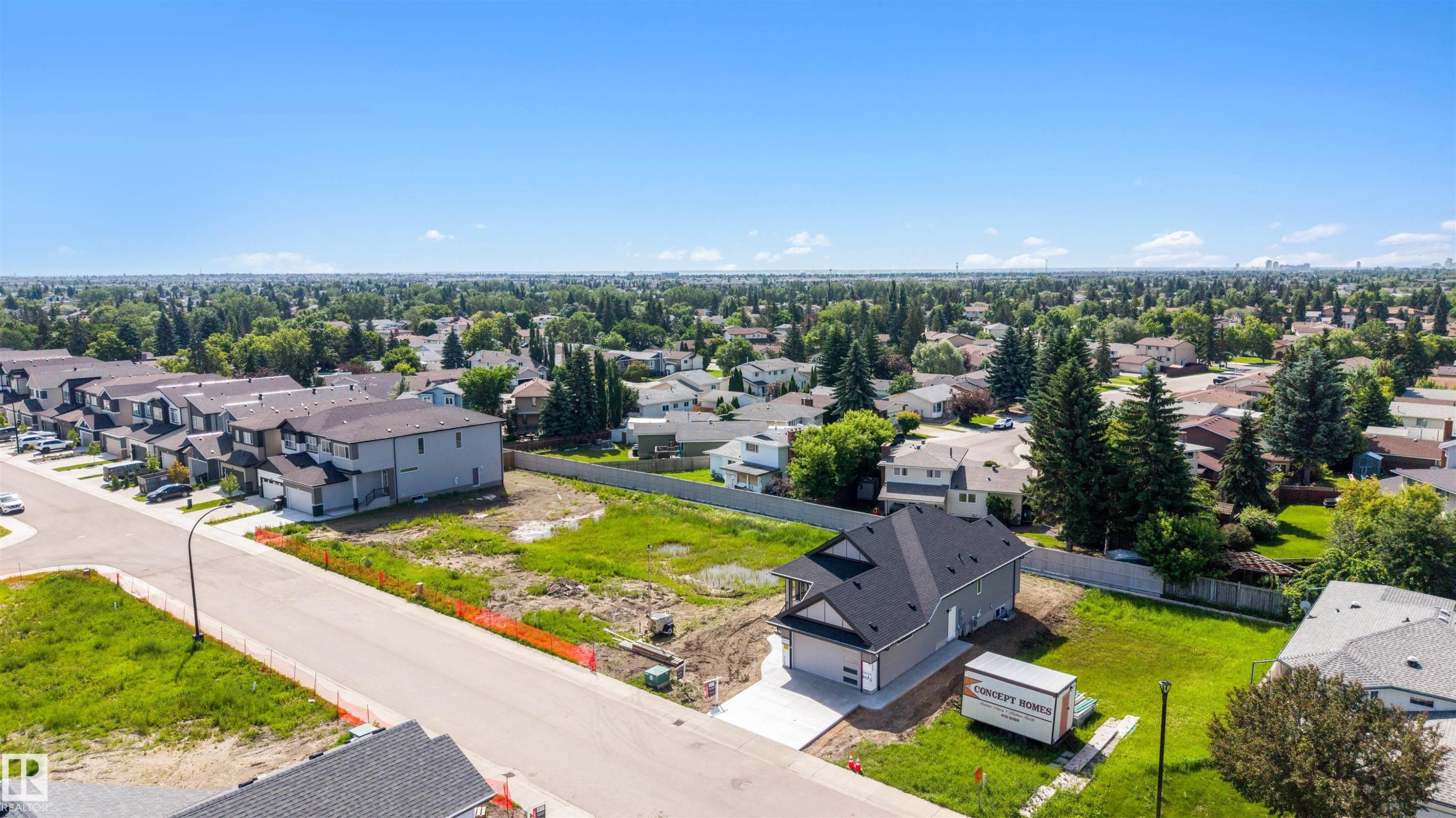 Newly constructed residence featuring a gray exterior, dark shingle roof, and an attached garage with a concrete driveway - 39 Elsinore Place, Edmonton, AB