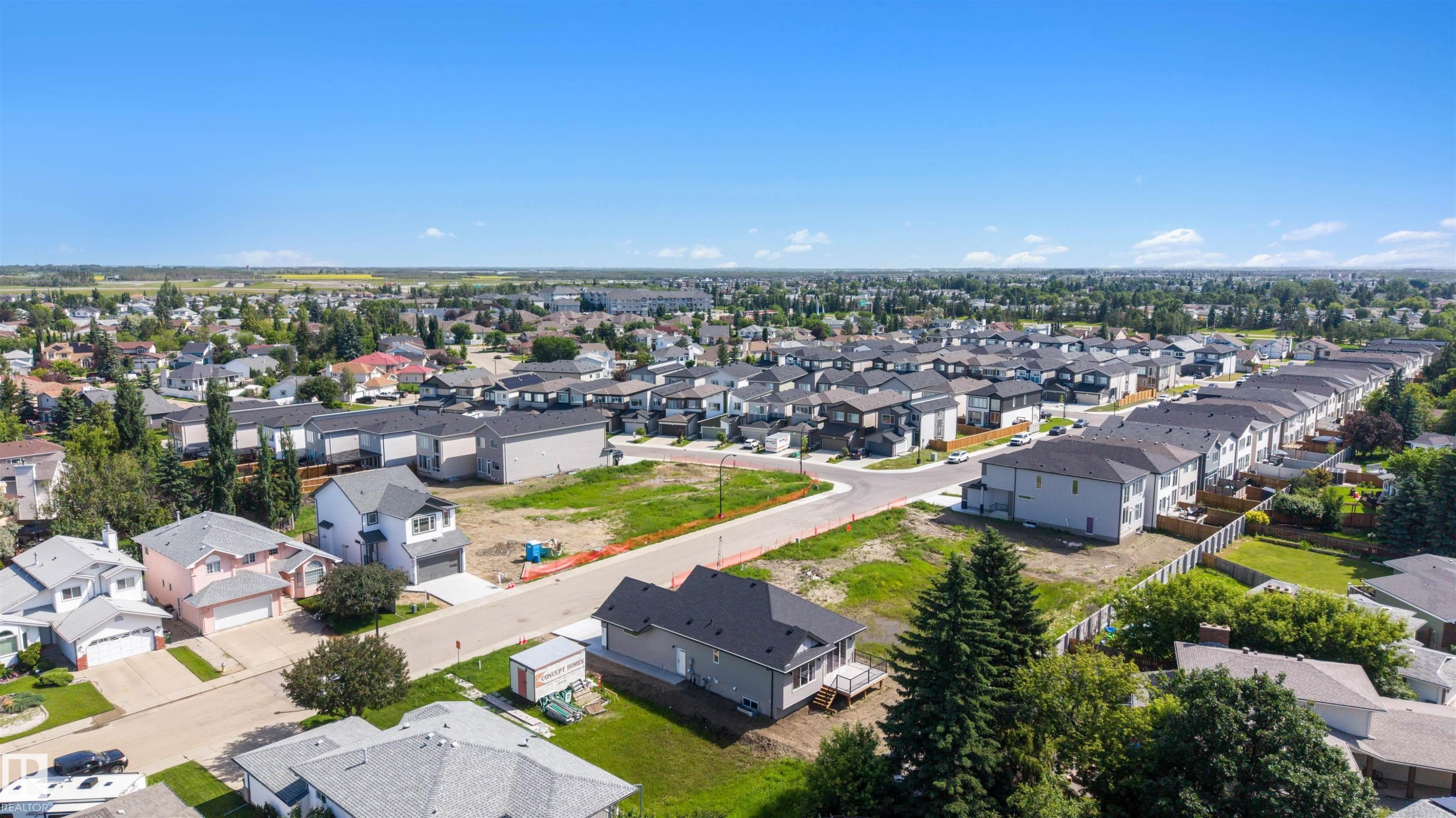 Residential neighborhood featuring a mix of established homes and new construction - 39 Elsinore Place, Edmonton, AB