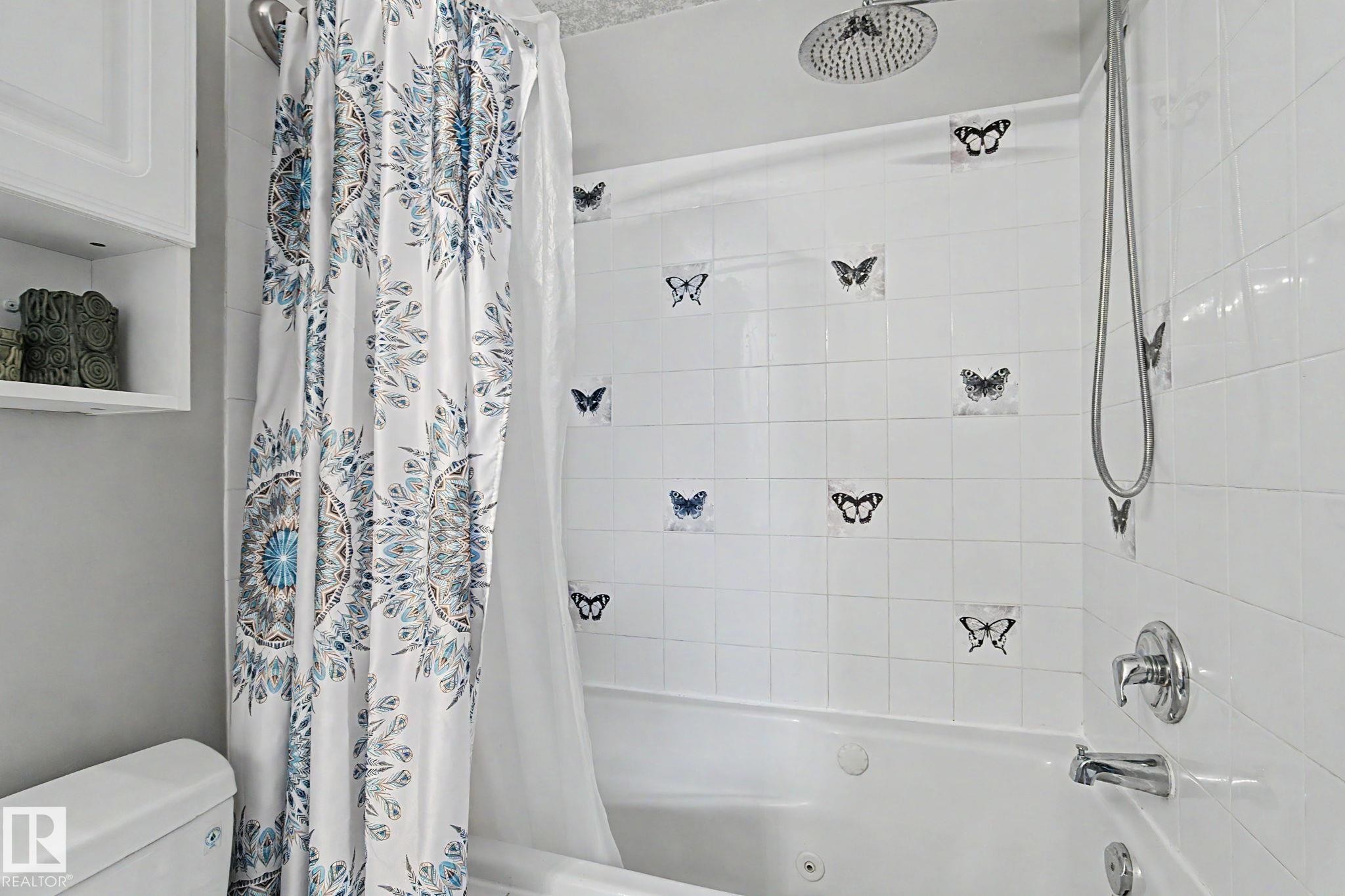 Bathroom featuring a white tiled shower and bathtub combination - 1619 Welbourn Cove, Edmonton, AB