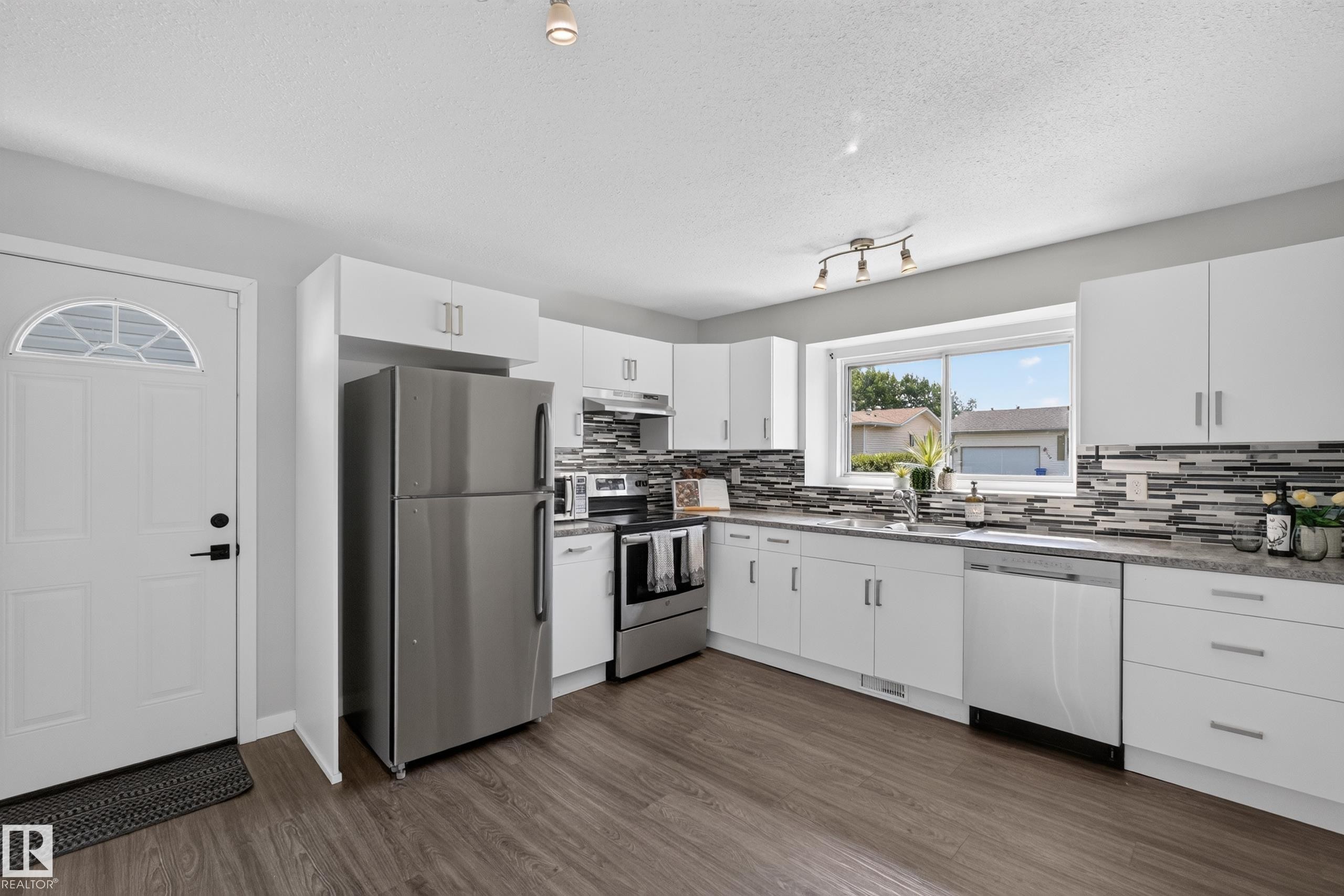131 Cameron Crescent, Wetaskiwin, AB - Indoor Photo Showing Kitchen With Stainless Steel Kitchen With Upgraded Kitchen