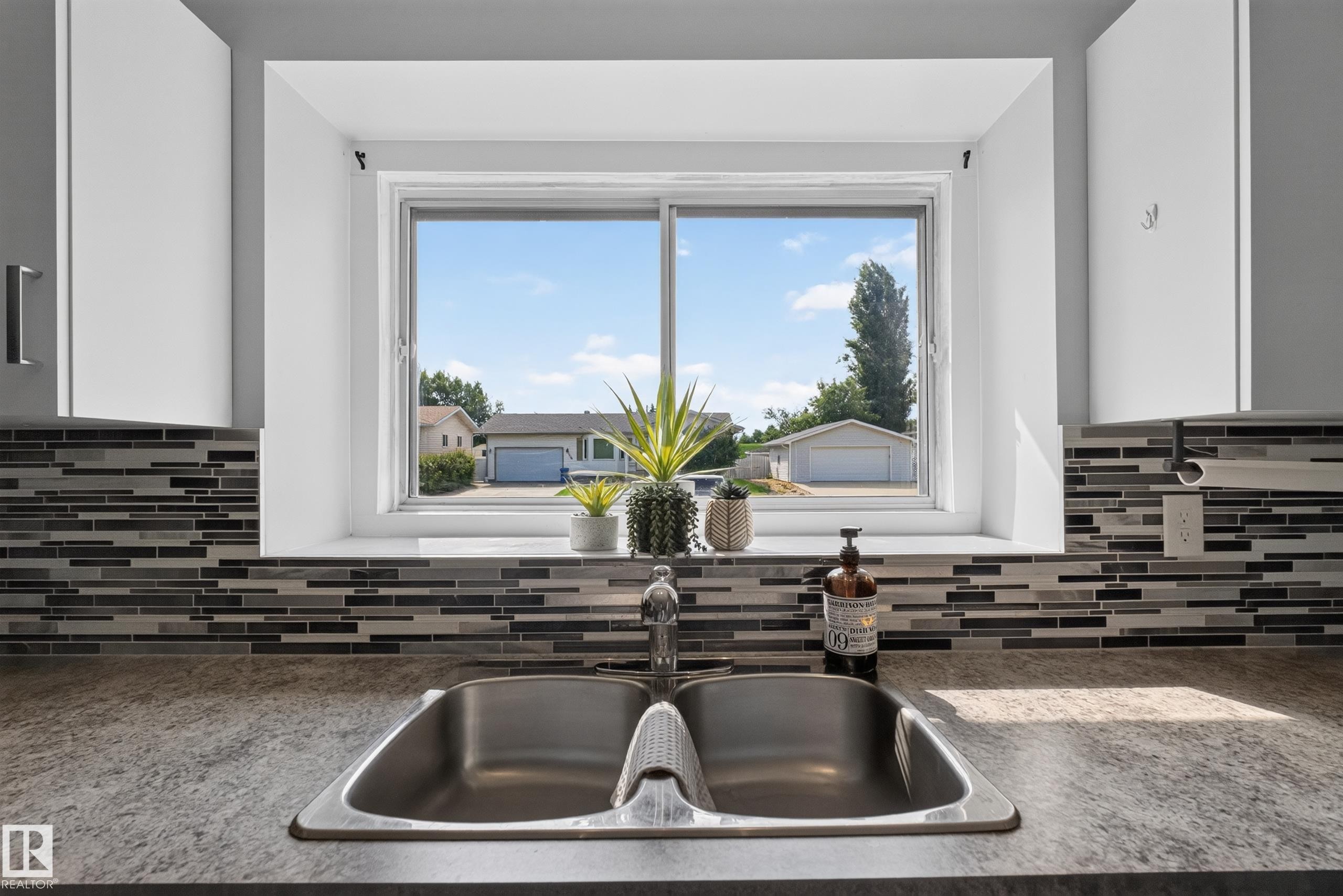 131 Cameron Crescent, Wetaskiwin, AB - Indoor Photo Showing Kitchen With Double Sink