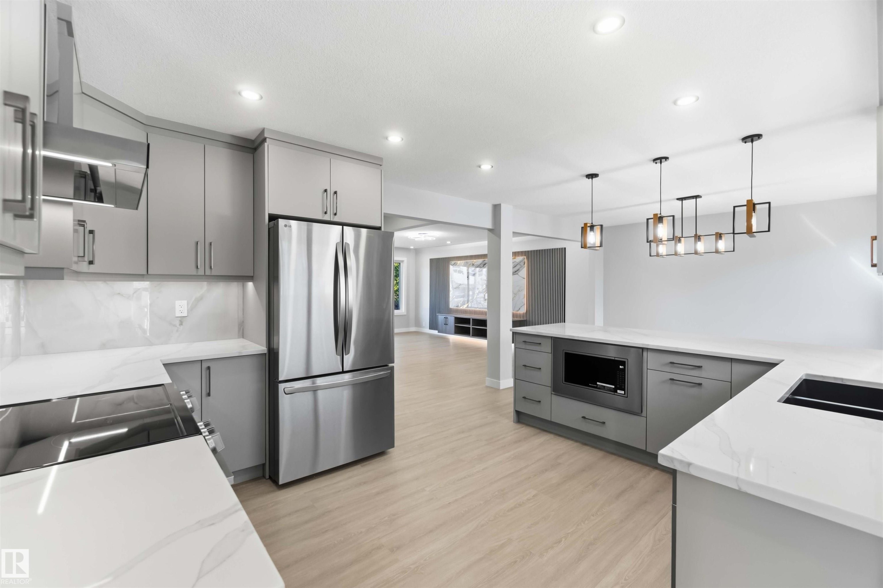 8736 66 Avenue Nw, Edmonton, AB - Indoor Photo Showing Kitchen With Stainless Steel Kitchen With Upgraded Kitchen