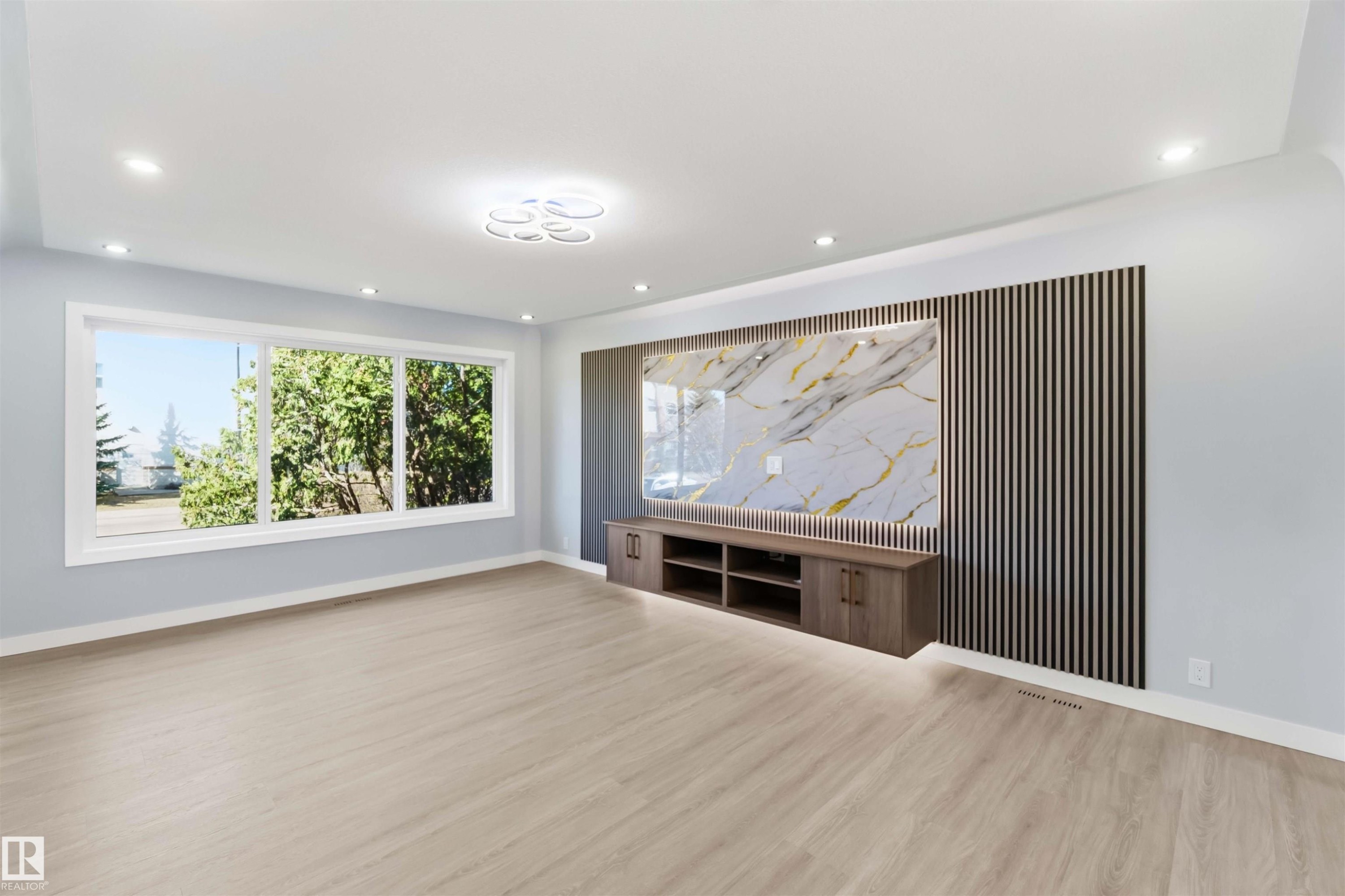 8736 66 Avenue Nw, Edmonton, AB - Indoor