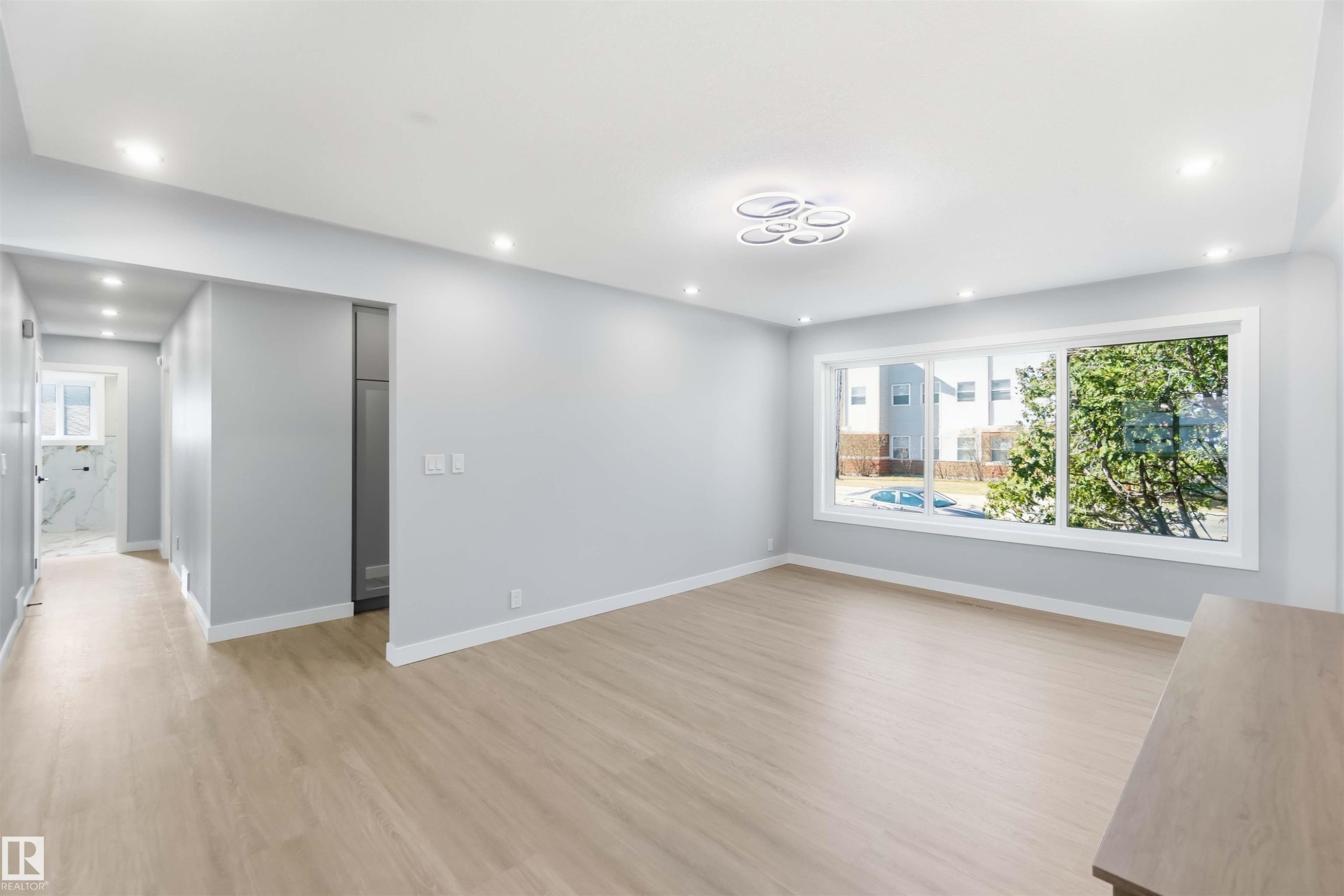 8736 66 Avenue Nw, Edmonton, AB - Indoor