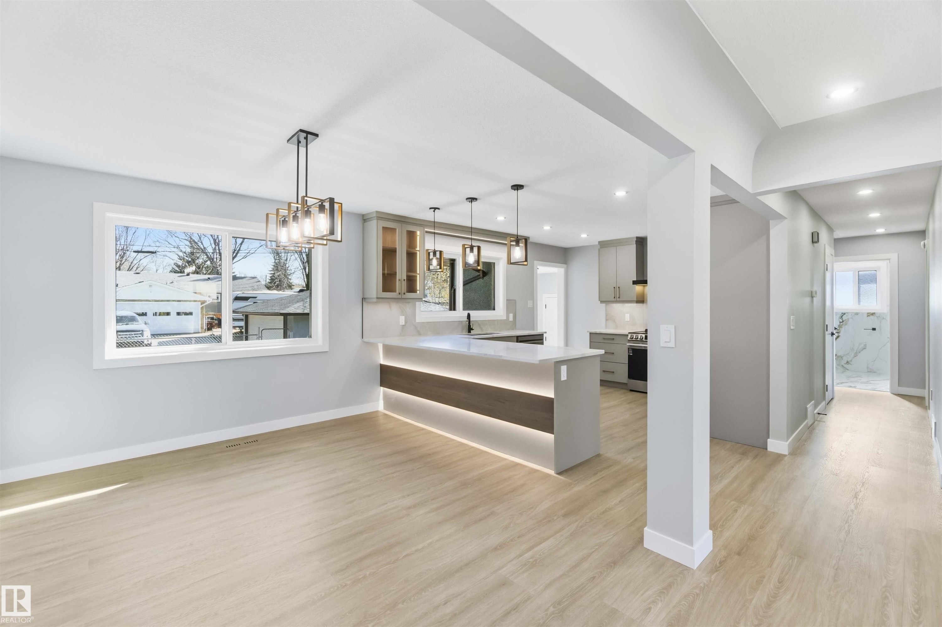 8736 66 Avenue Nw, Edmonton, AB - Indoor