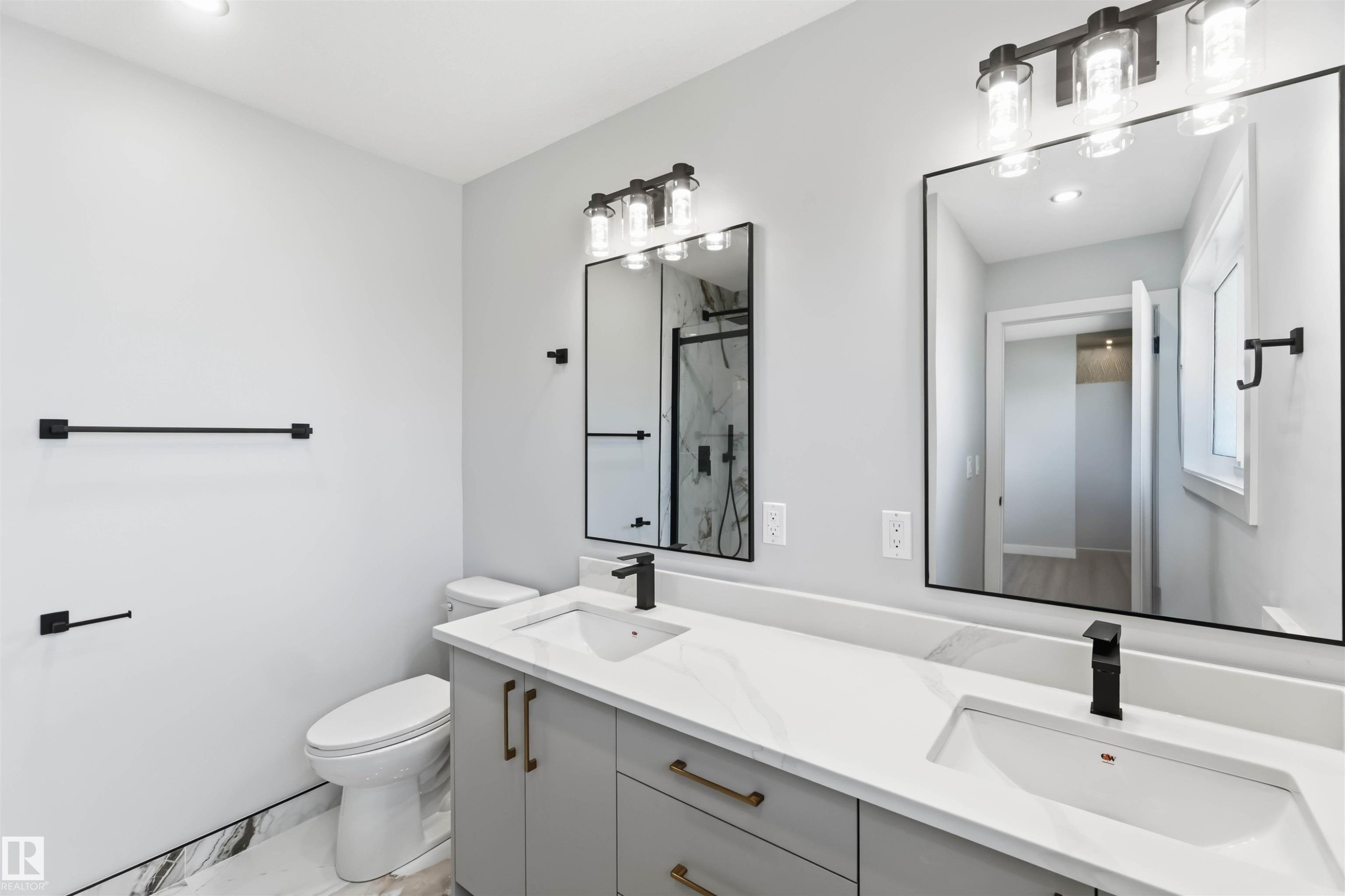 8736 66 Avenue Nw, Edmonton, AB - Indoor Photo Showing Bathroom