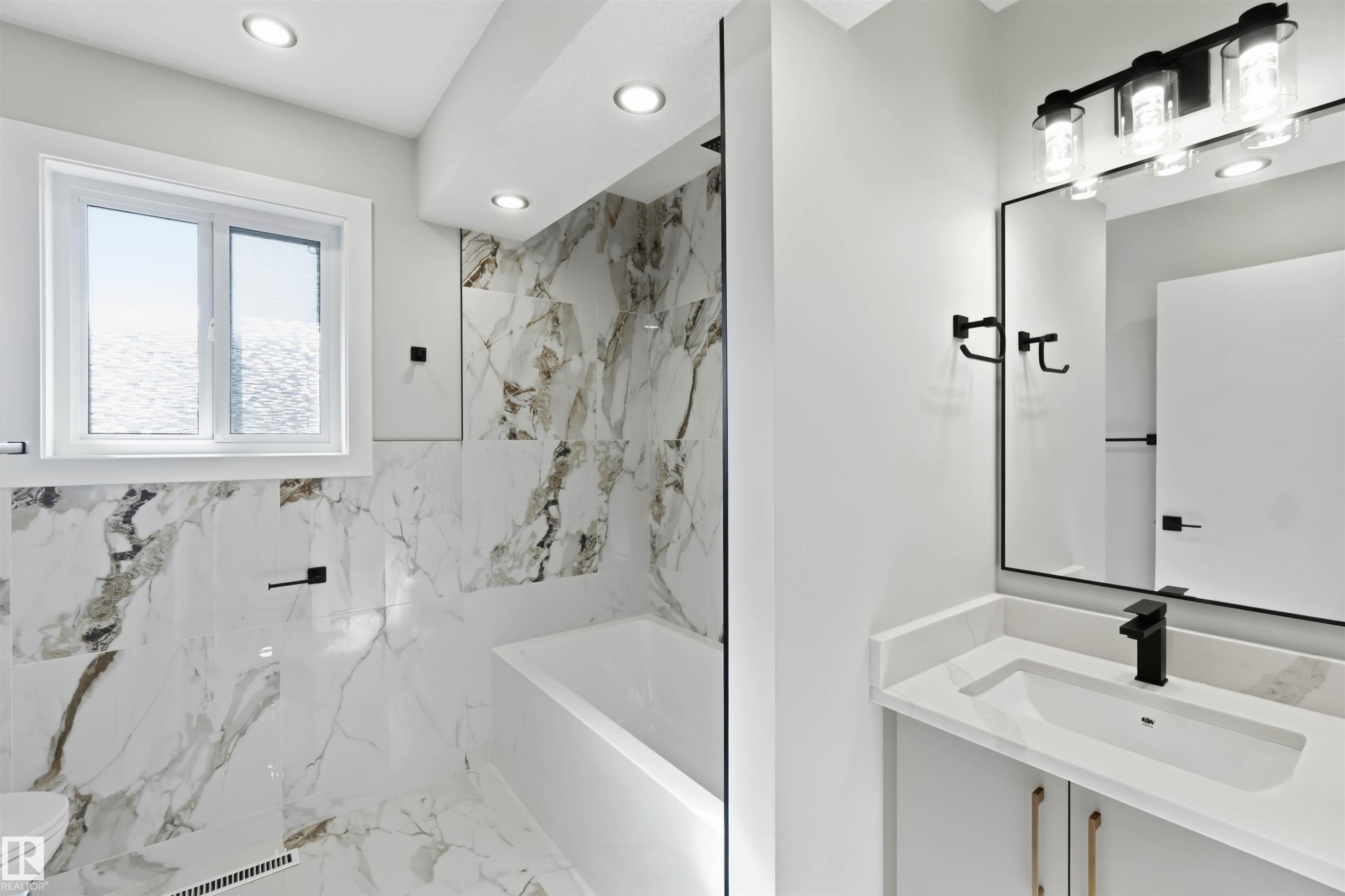 8736 66 Avenue Nw, Edmonton, AB - Indoor Photo Showing Bathroom