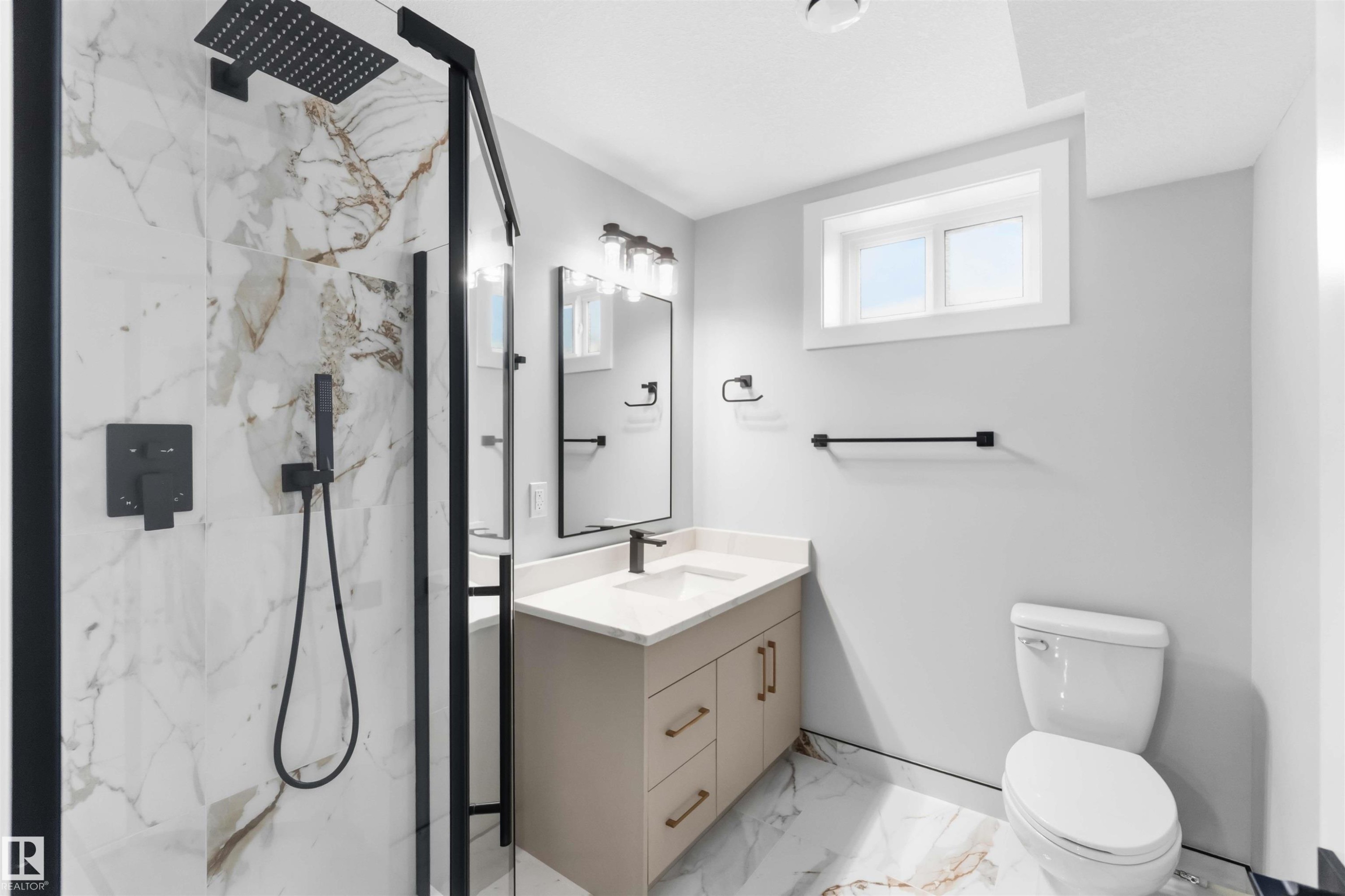 8736 66 Avenue Nw, Edmonton, AB - Indoor Photo Showing Bathroom