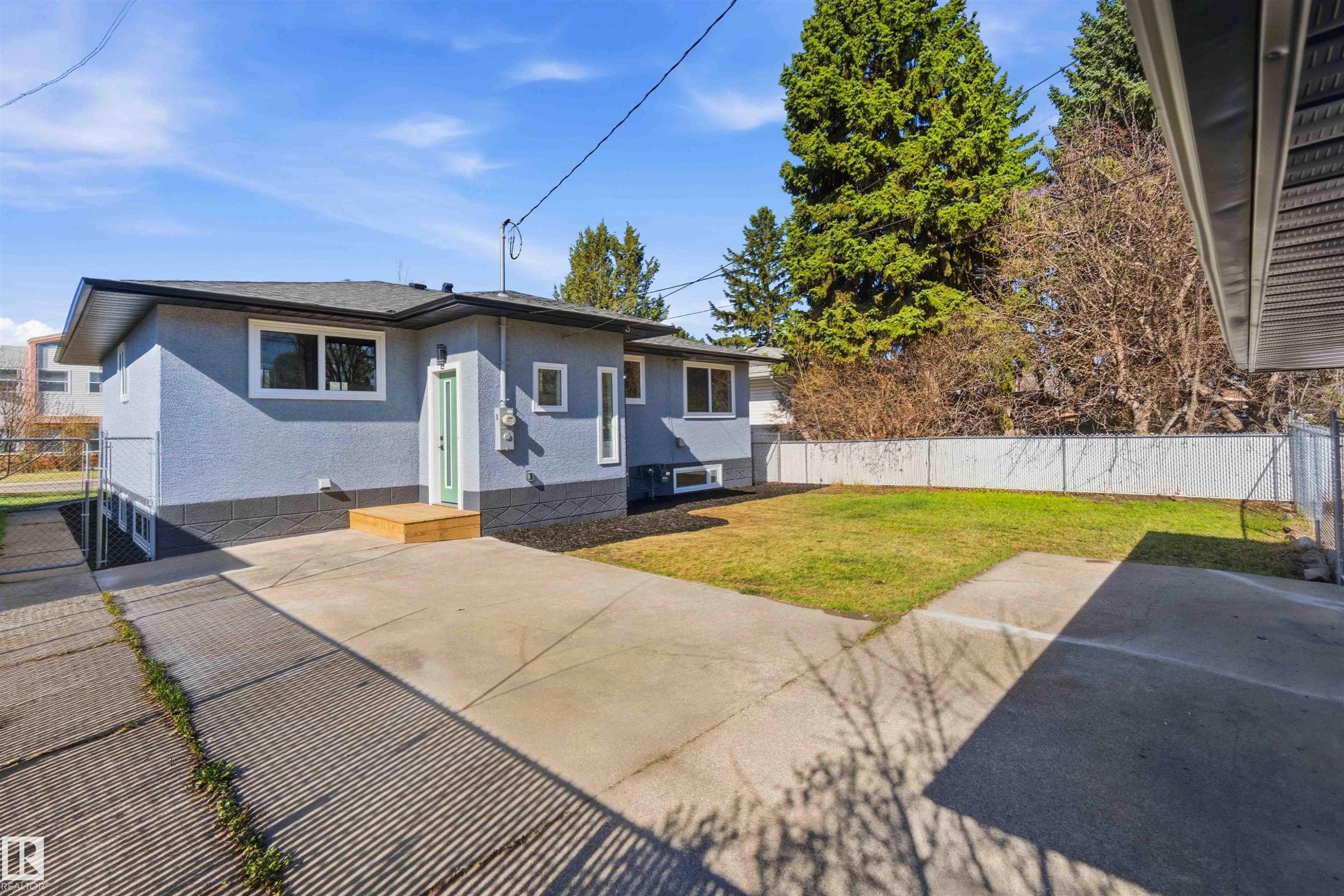 8736 66 Avenue Nw, Edmonton, AB - Outdoor