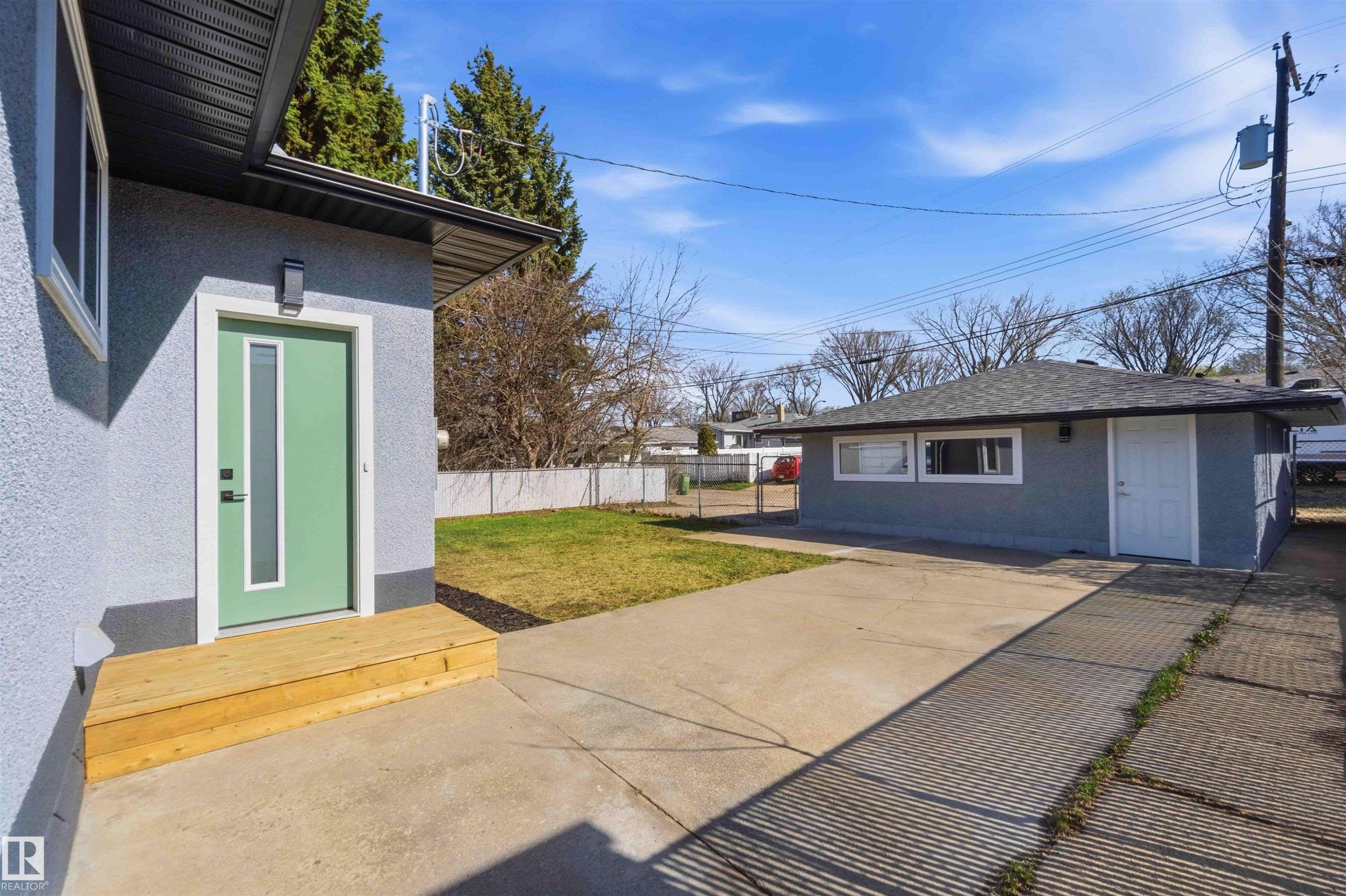 8736 66 Avenue Nw, Edmonton, AB - Outdoor