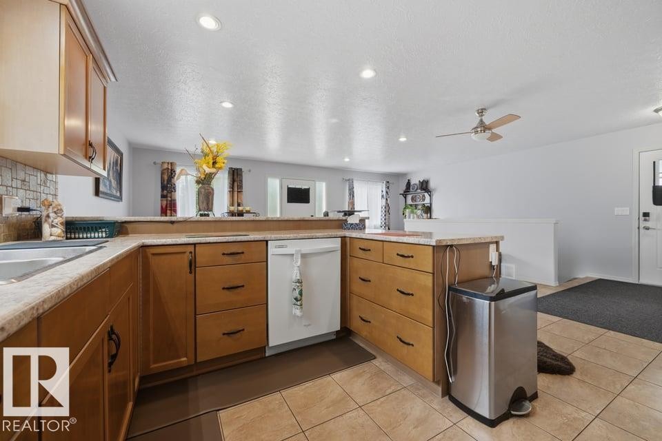 9530 122 Avenue Nw, Edmonton, AB - Indoor Photo Showing Kitchen