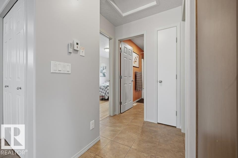 9530 122 Avenue Nw, Edmonton, AB - Indoor Photo Showing Other Room