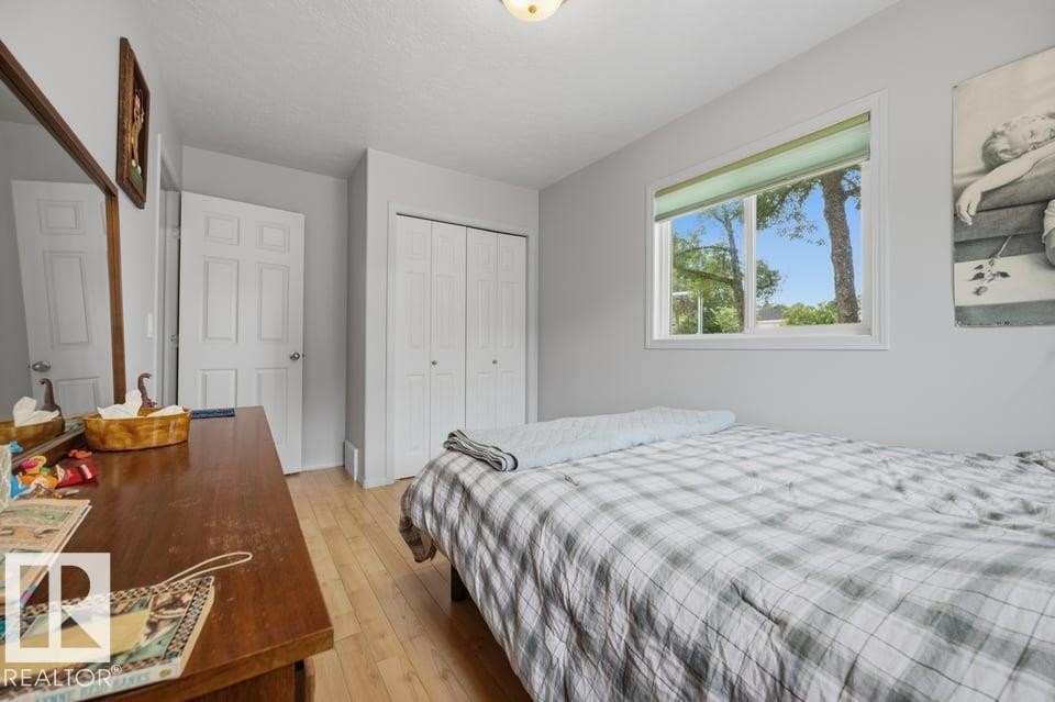 9530 122 Avenue Nw, Edmonton, AB - Indoor Photo Showing Bedroom