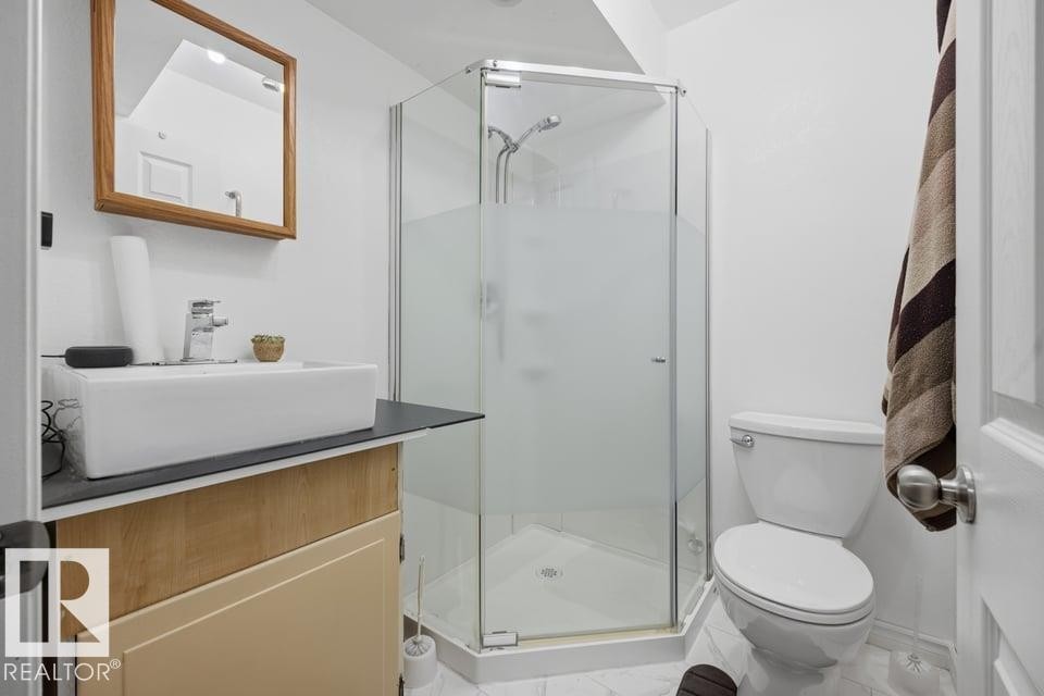 9530 122 Avenue Nw, Edmonton, AB - Indoor Photo Showing Bathroom
