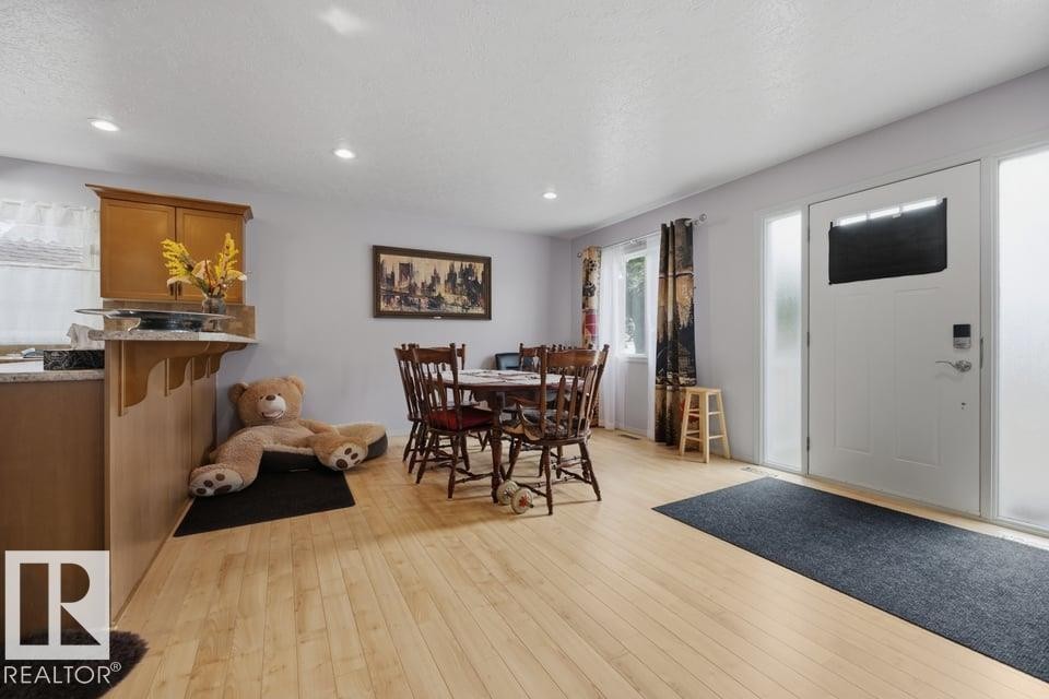 9530 122 Avenue Nw, Edmonton, AB - Indoor