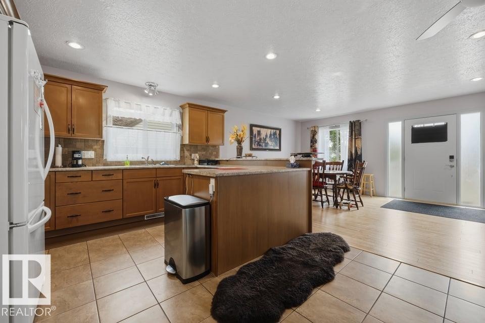9530 122 Avenue Nw, Edmonton, AB - Indoor Photo Showing Kitchen