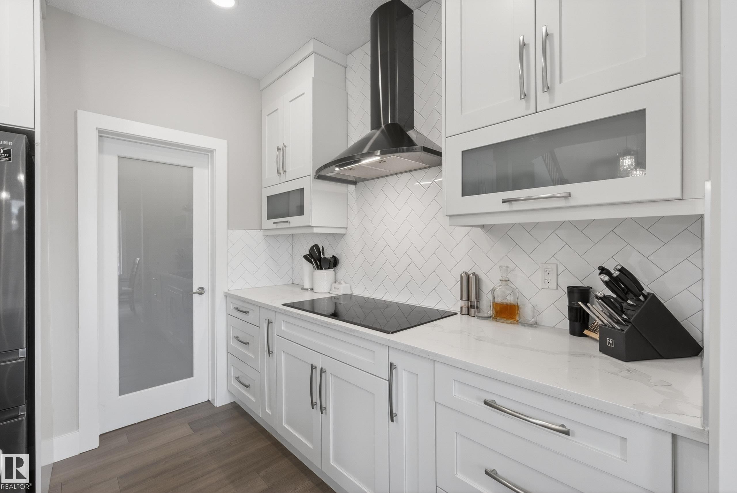 1817 Tanager Close, Edmonton, AB - Indoor Photo Showing Kitchen With Upgraded Kitchen