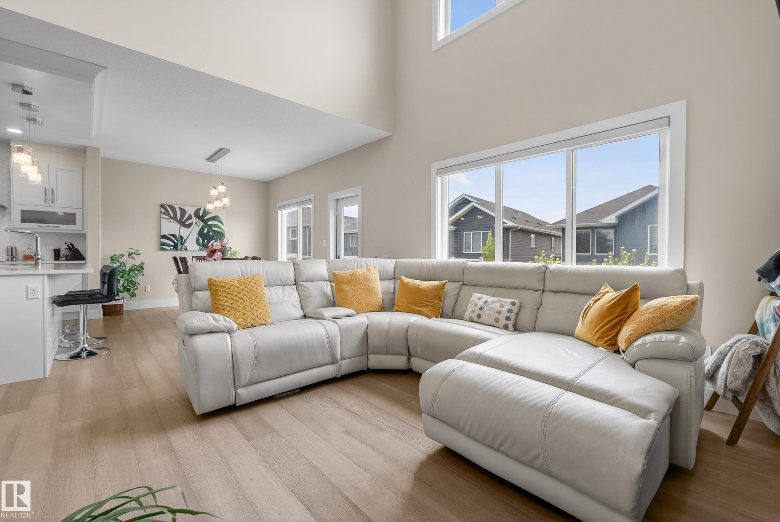 1817 Tanager Close, Edmonton, AB - Indoor Photo Showing Living Room