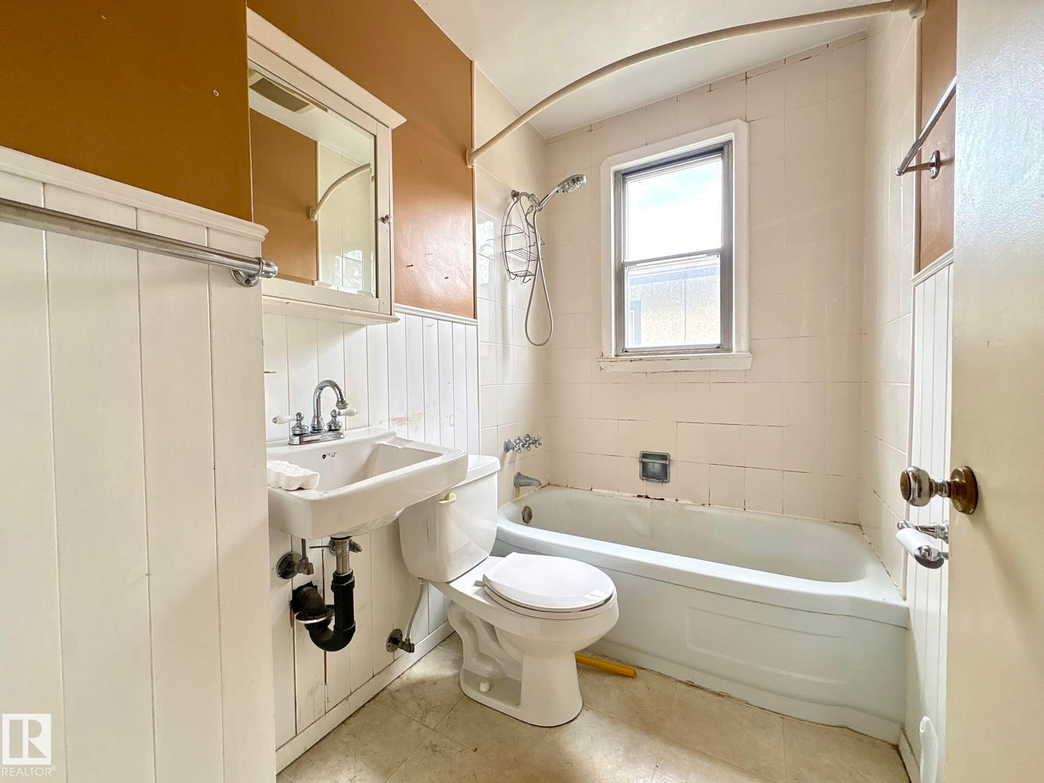 9513 88 Avenue, Edmonton, AB