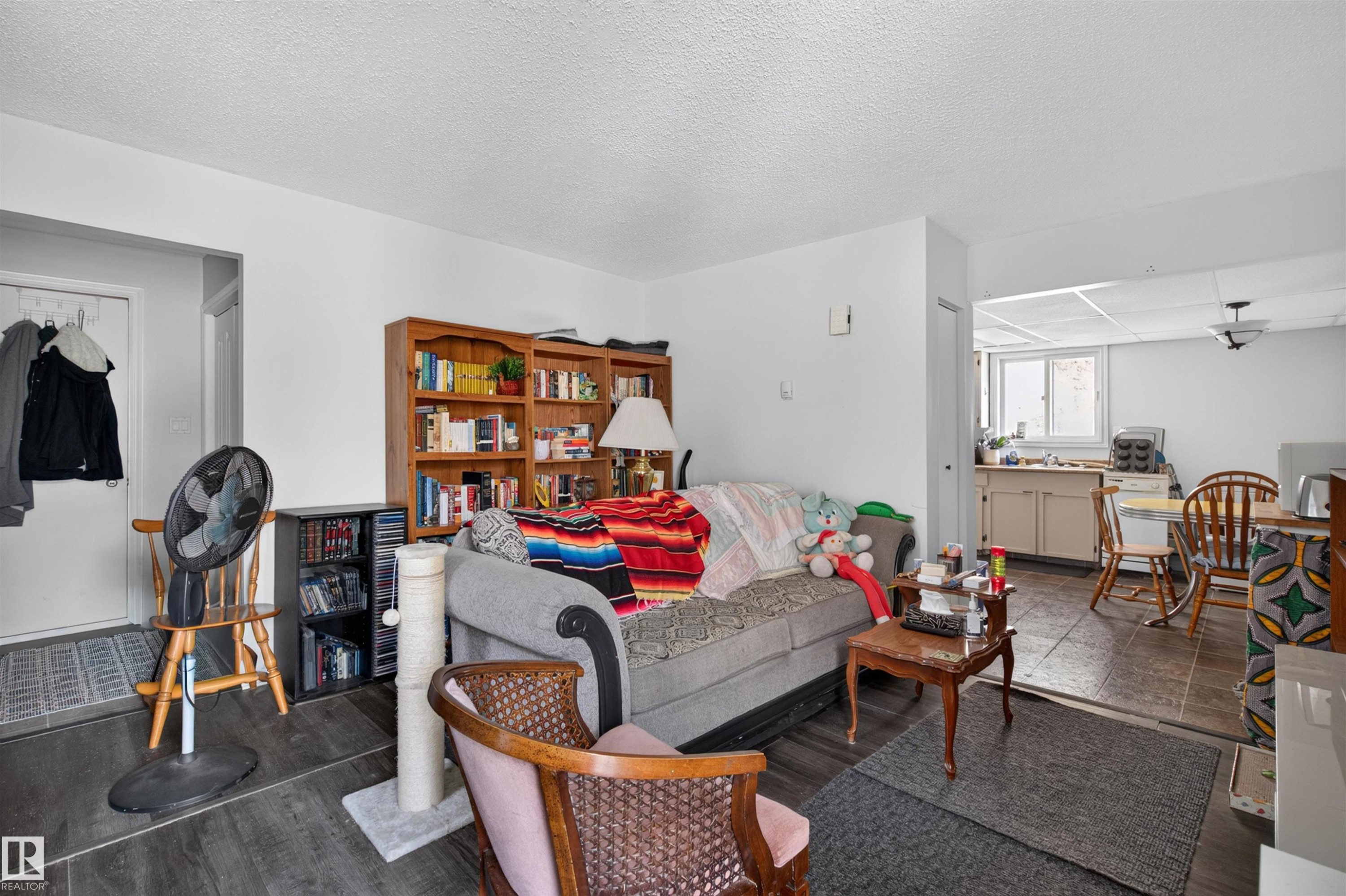10831 80 Avenue Nw, Edmonton, AB - Indoor Photo Showing Living Room