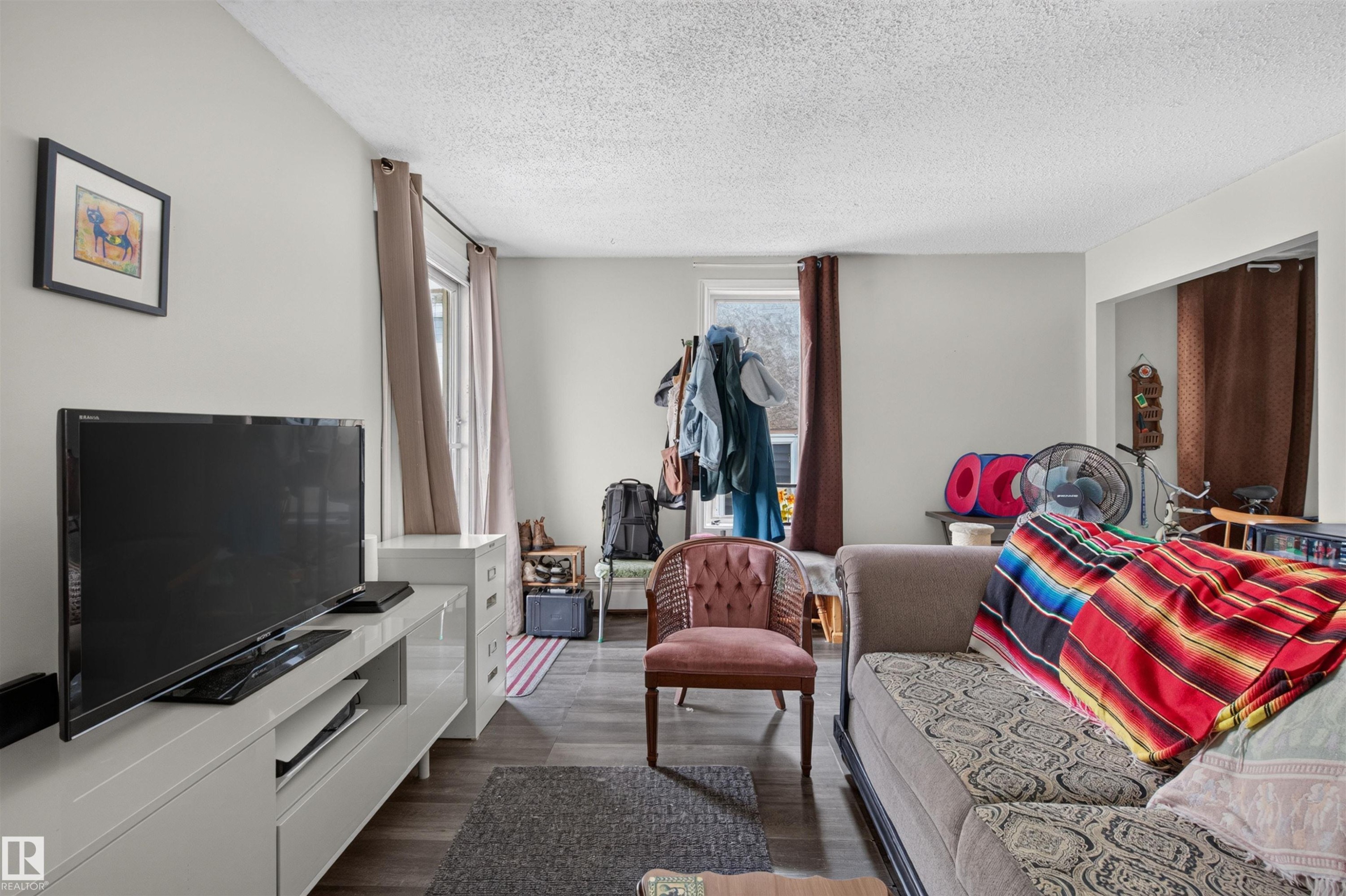 10831 80 Avenue Nw, Edmonton, AB - Indoor Photo Showing Living Room