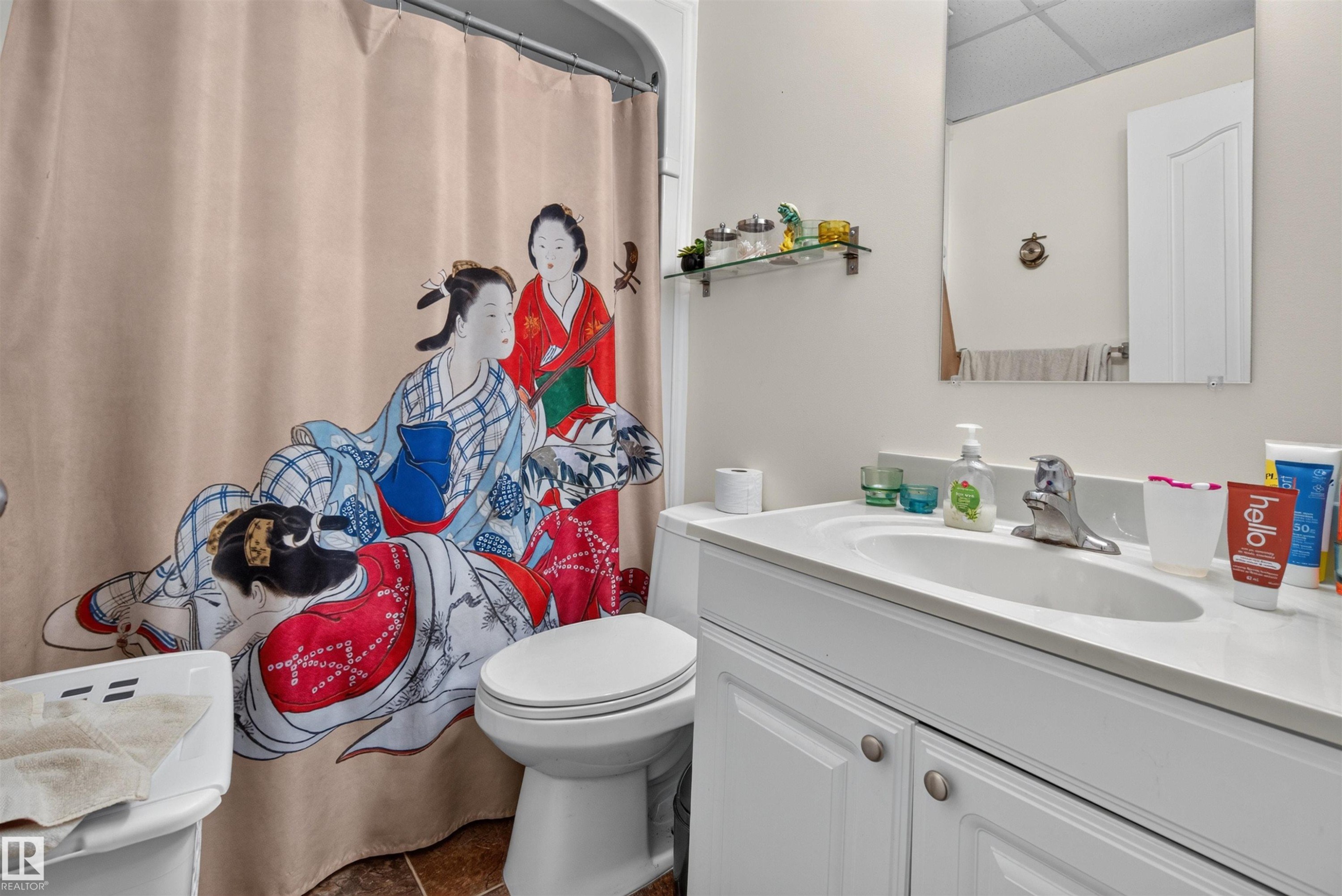 10831 80 Avenue Nw, Edmonton, AB - Indoor Photo Showing Bathroom