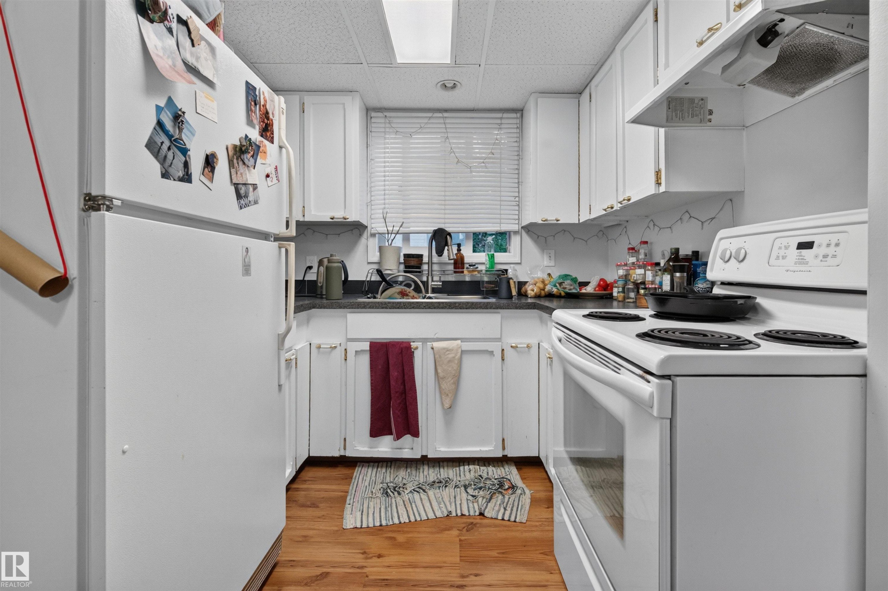 10831 80 Avenue Nw, Edmonton, AB - Indoor Photo Showing Kitchen