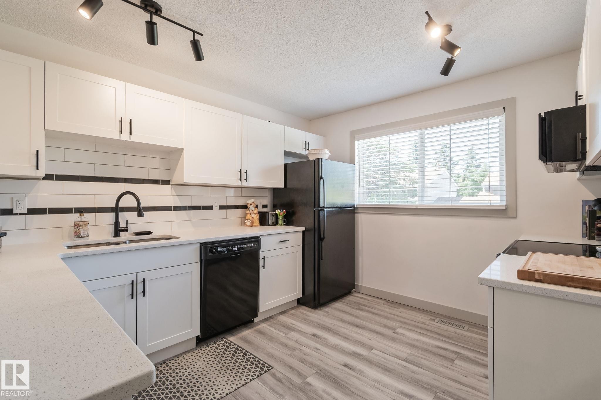 15 Grandin Wood(S), St. Albert, AB - Indoor Photo Showing Kitchen With Double Sink