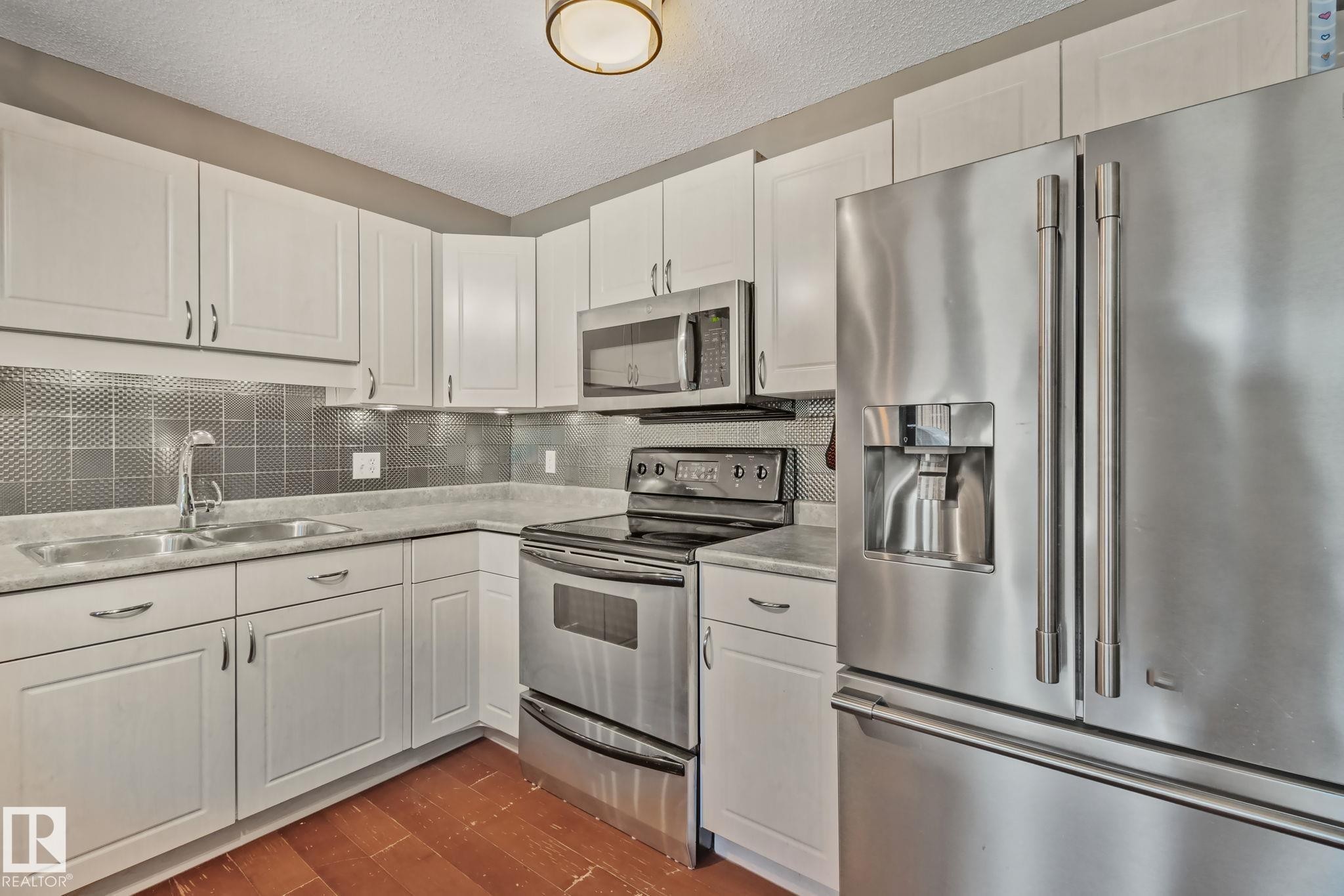 12248 16 Avenue Sw, Edmonton, AB - Indoor Photo Showing Kitchen With Double Sink