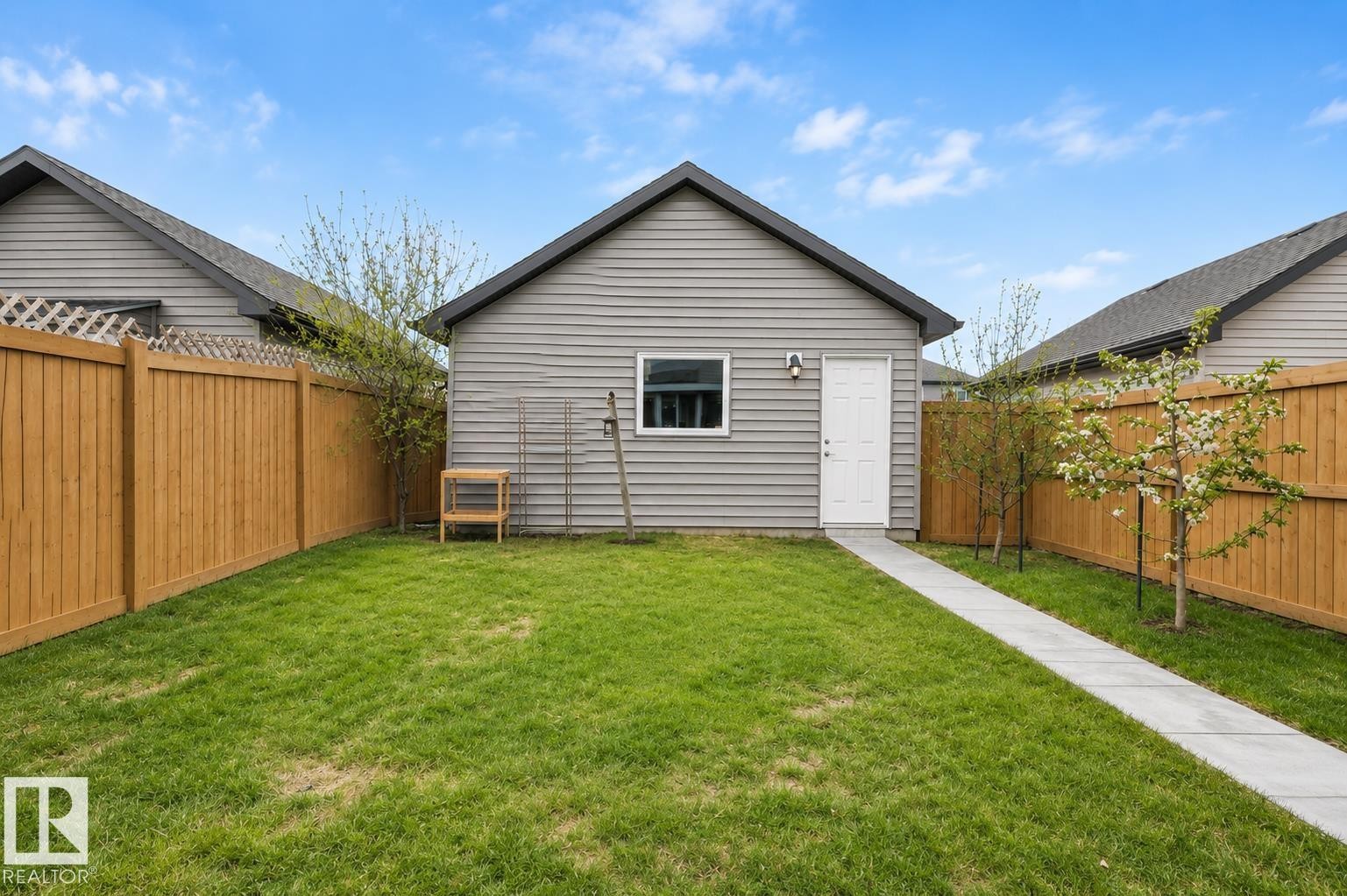 Detached structure with horizontal siding, a gabled roof, and a single window - 445 Watt Boulevard Sw, Edmonton, AB - Outdoor